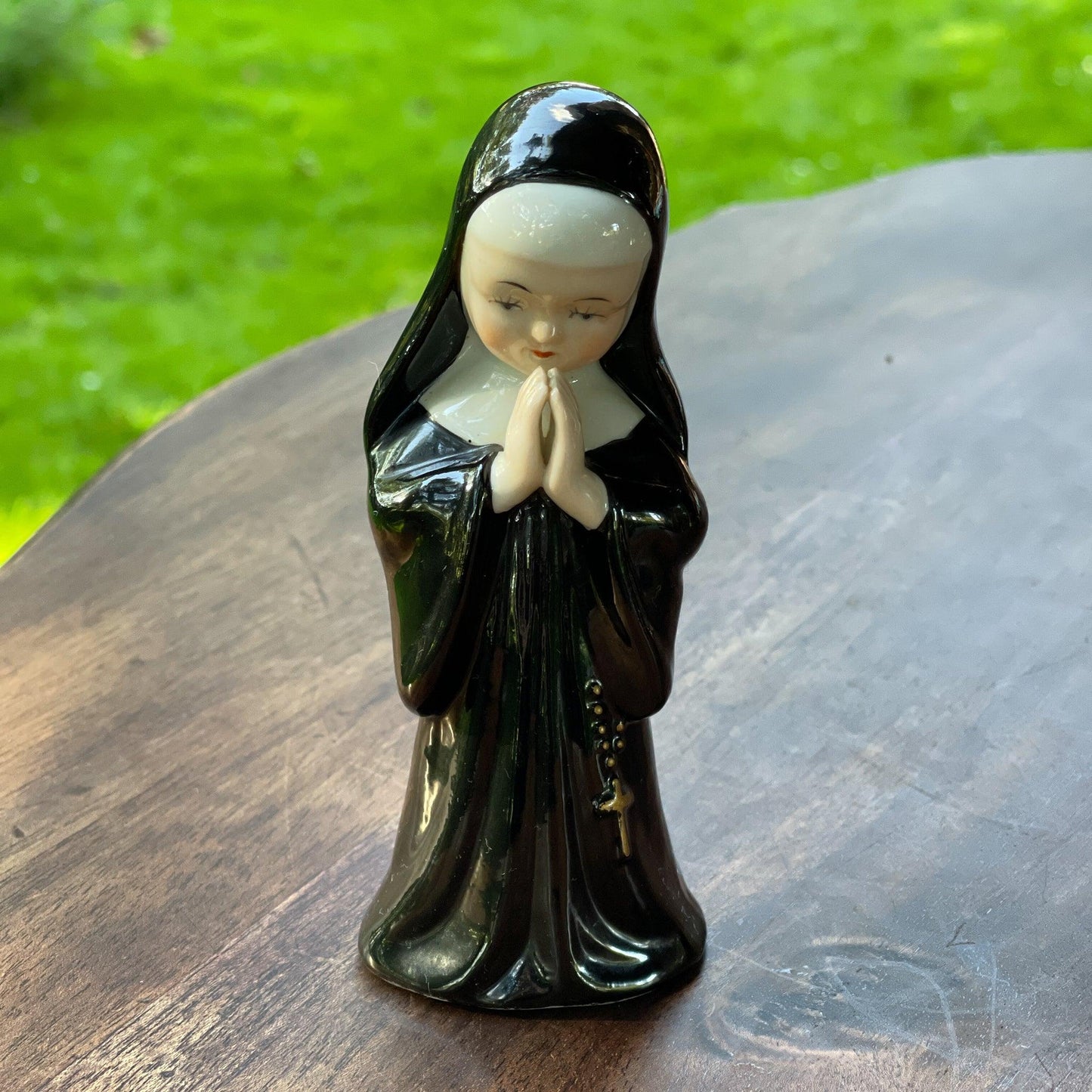 Porseleinen beeldje van een non - Bamestra Curiosa