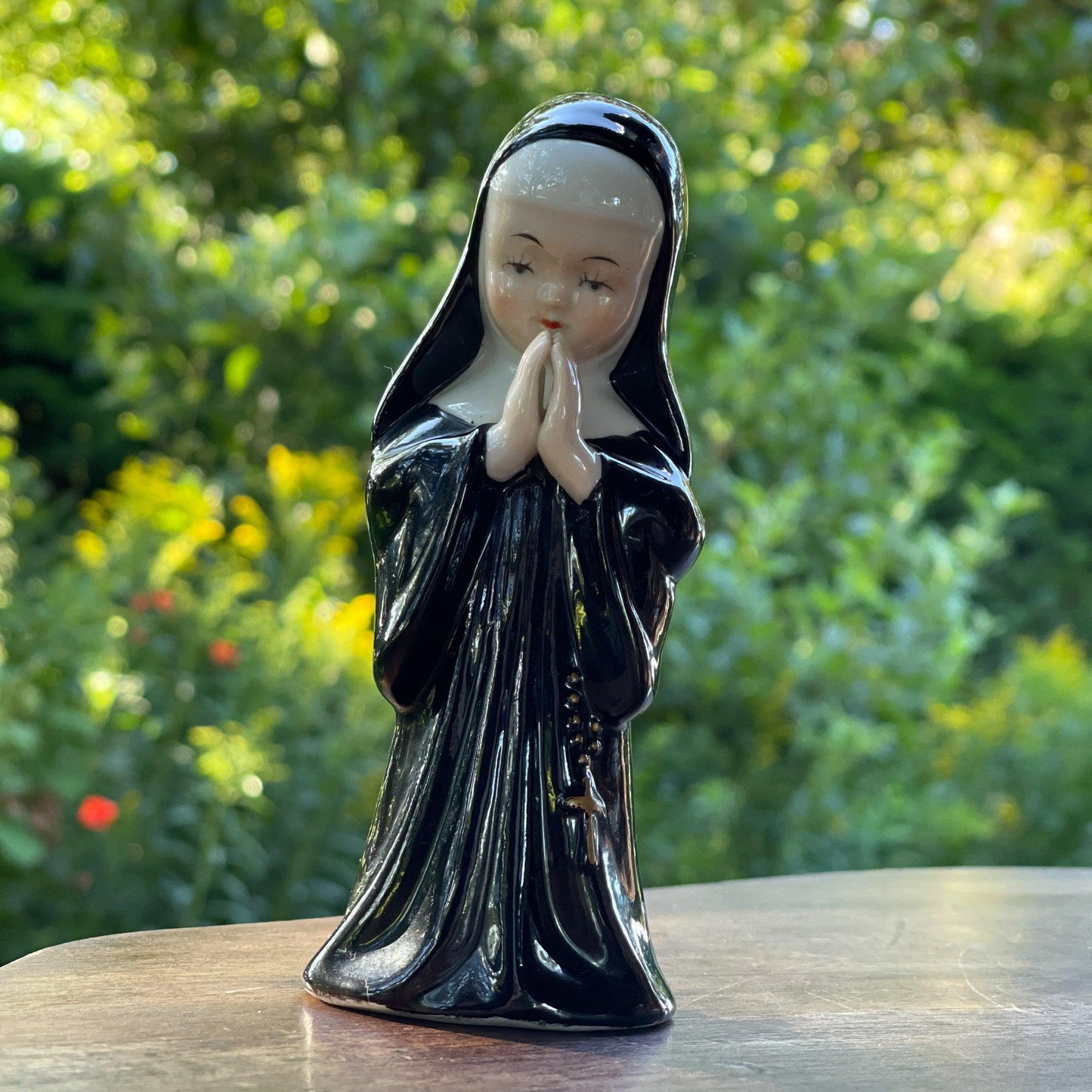 Porseleinen beeldje van een non - Bamestra Curiosa