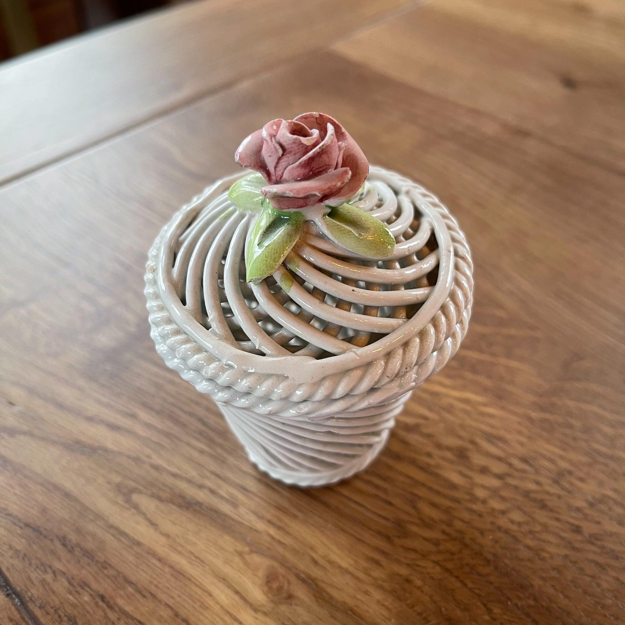 Porseleinen draadmandje met een dekseltje met een roosje - The Collectionist
