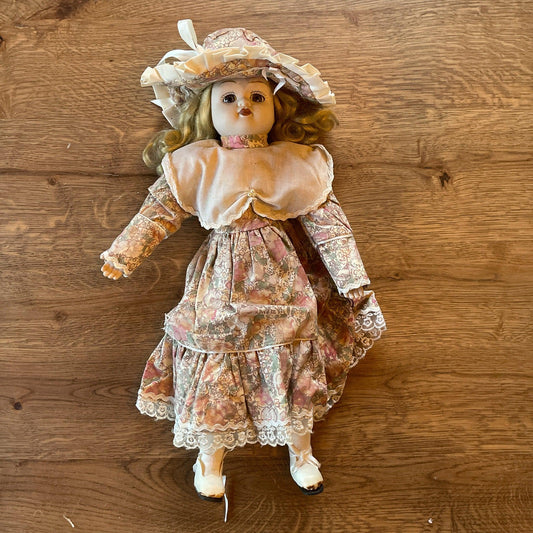 Porseleinen pop - Bamestra Curiosa