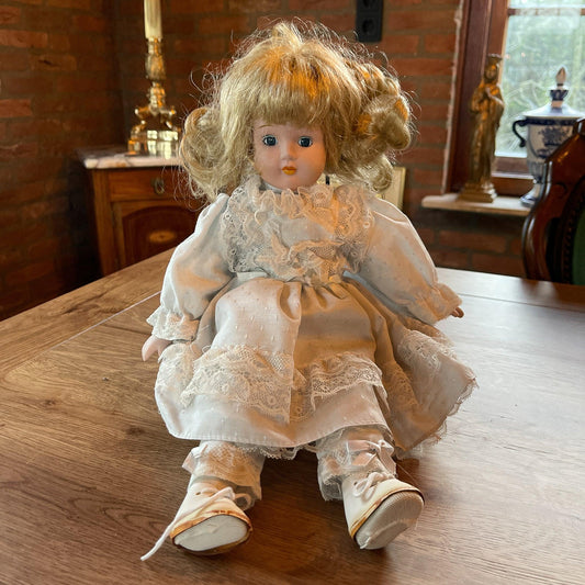 Porseleinen pop - Bamestra Curiosa