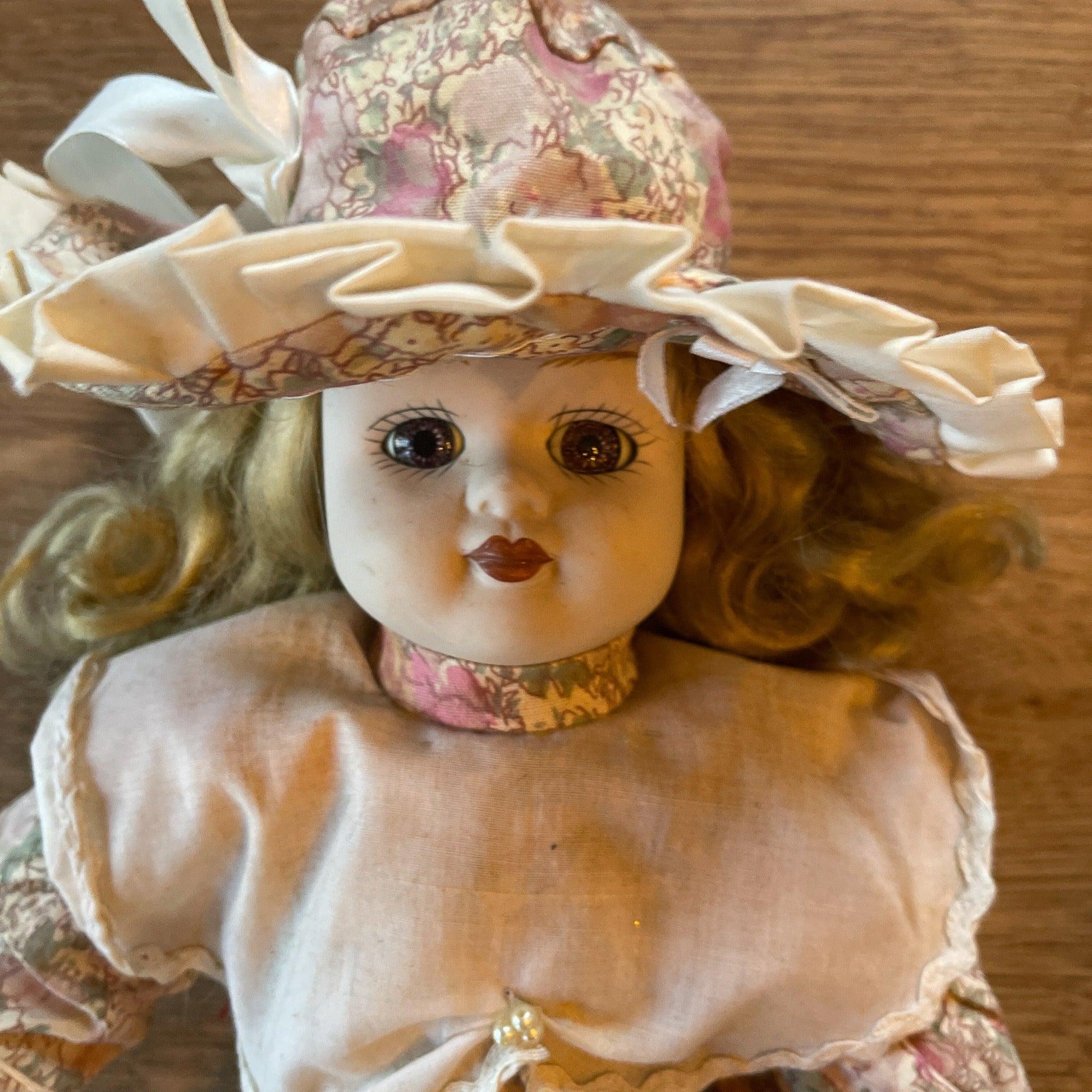 Porseleinen pop - Bamestra Curiosa