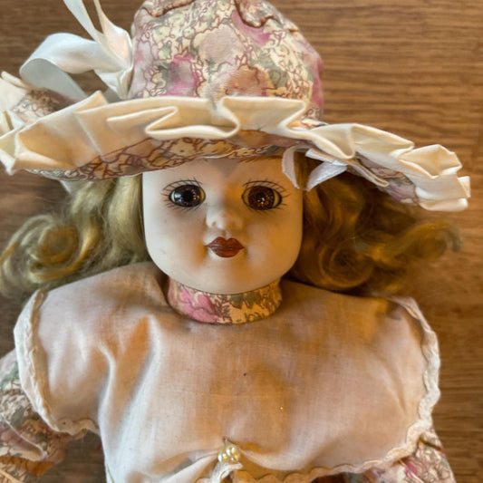 Porseleinen pop - Bamestra Curiosa