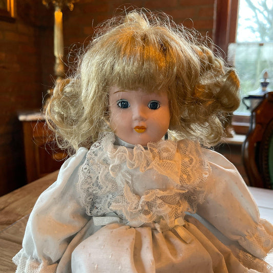 Porseleinen pop - Bamestra Curiosa