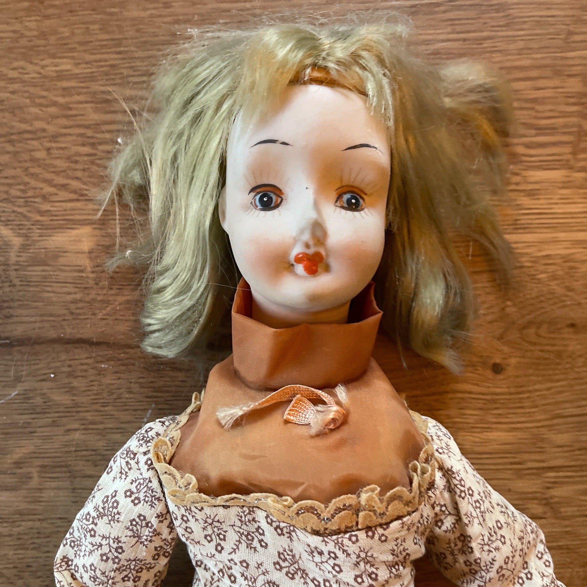 Porseleinen pop - Bamestra Curiosa