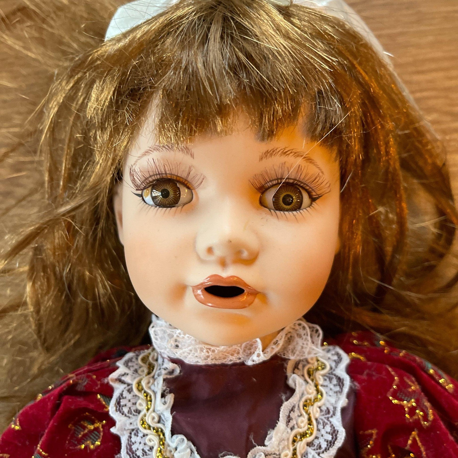 Porseleinen pop - Bamestra Curiosa