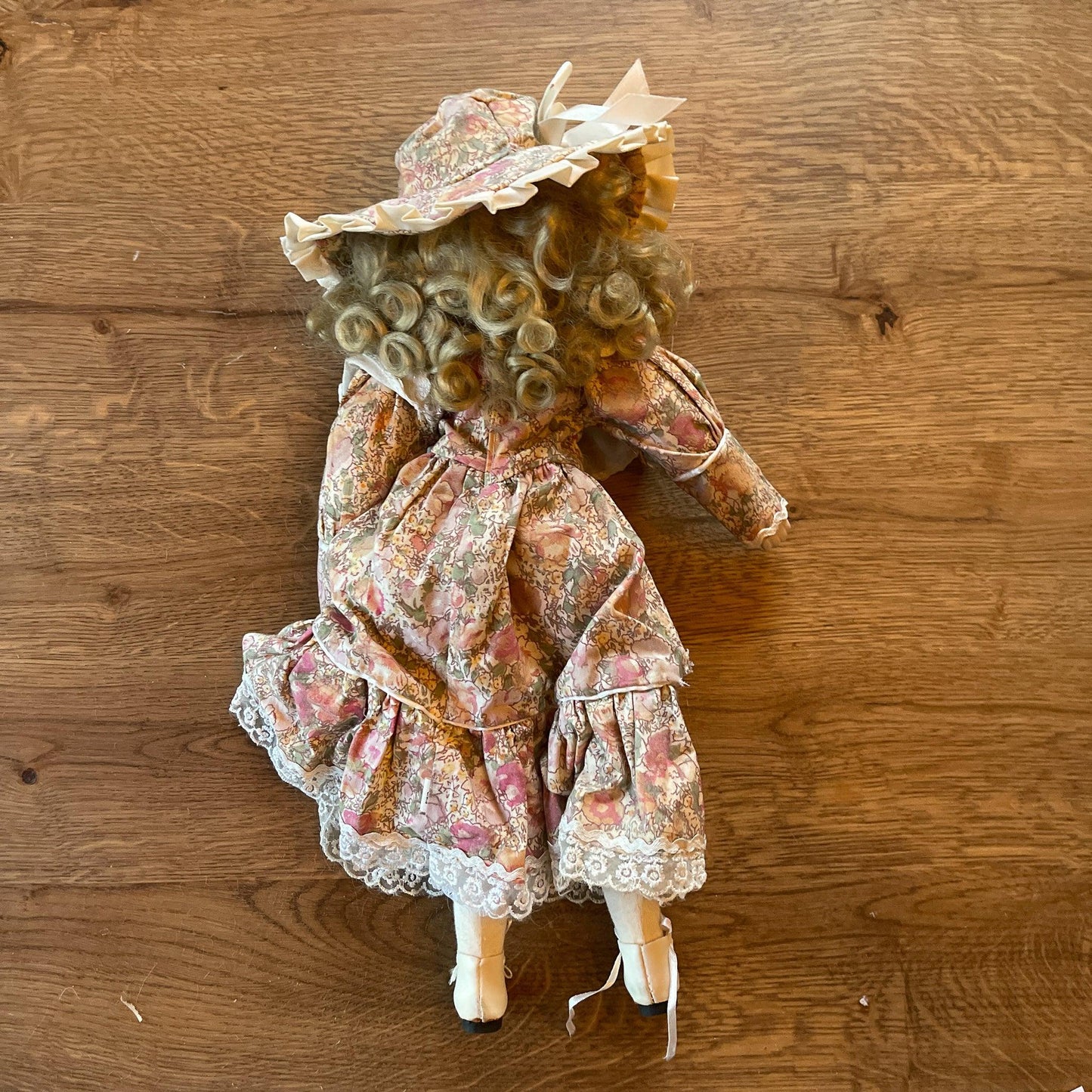 Porseleinen pop - Bamestra Curiosa