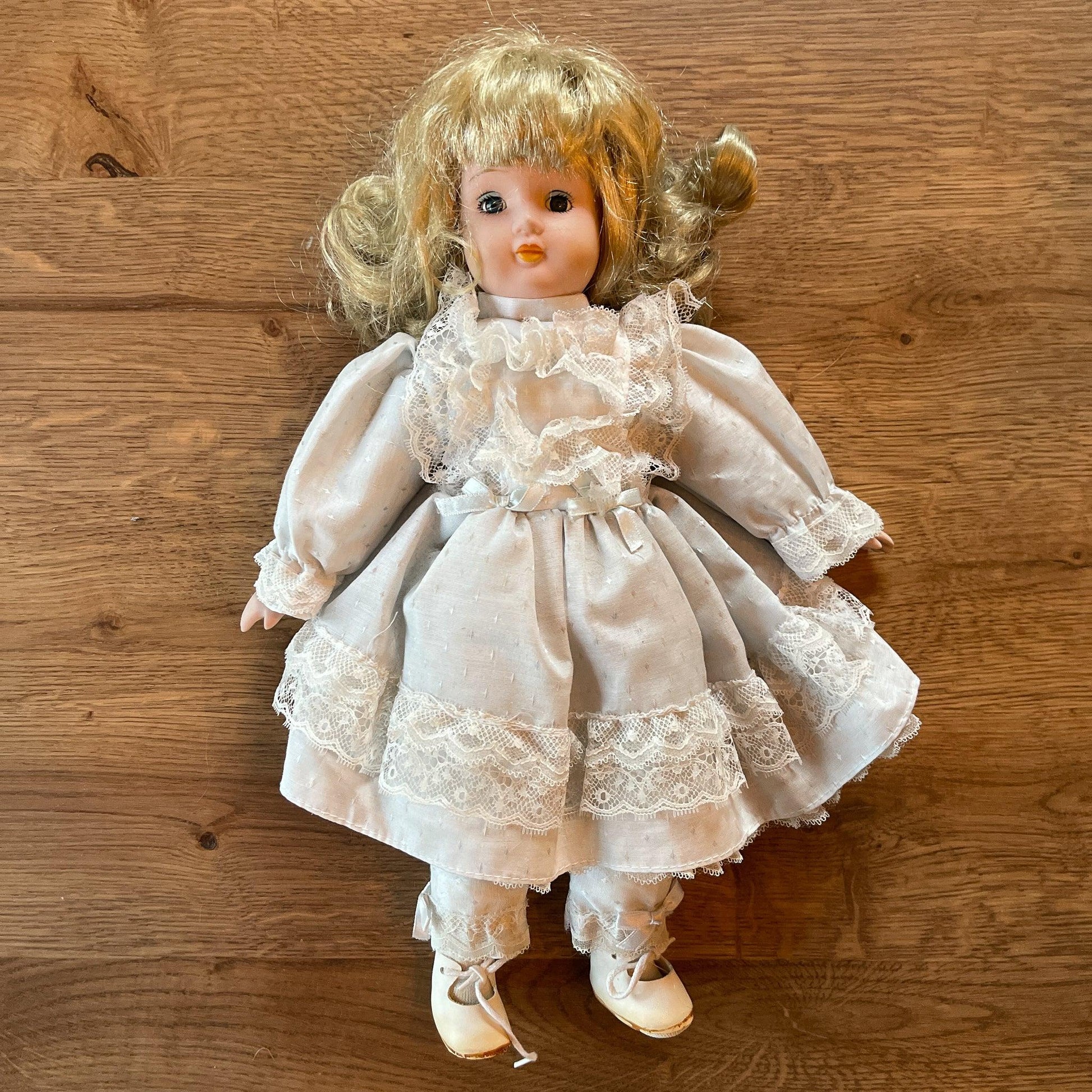 Porseleinen pop - Bamestra Curiosa