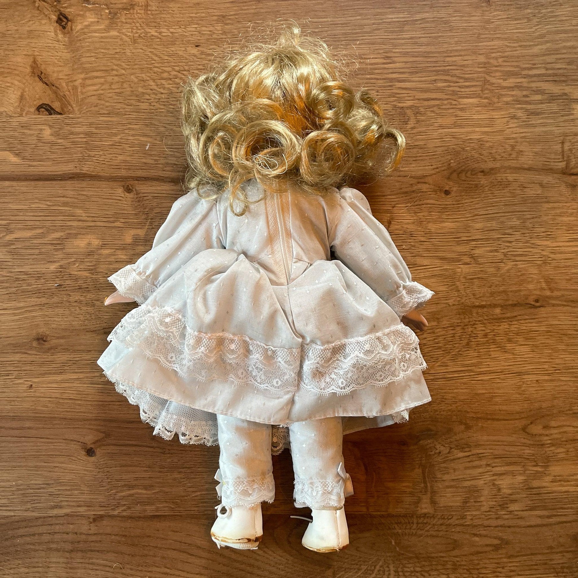 Porseleinen pop - Bamestra Curiosa