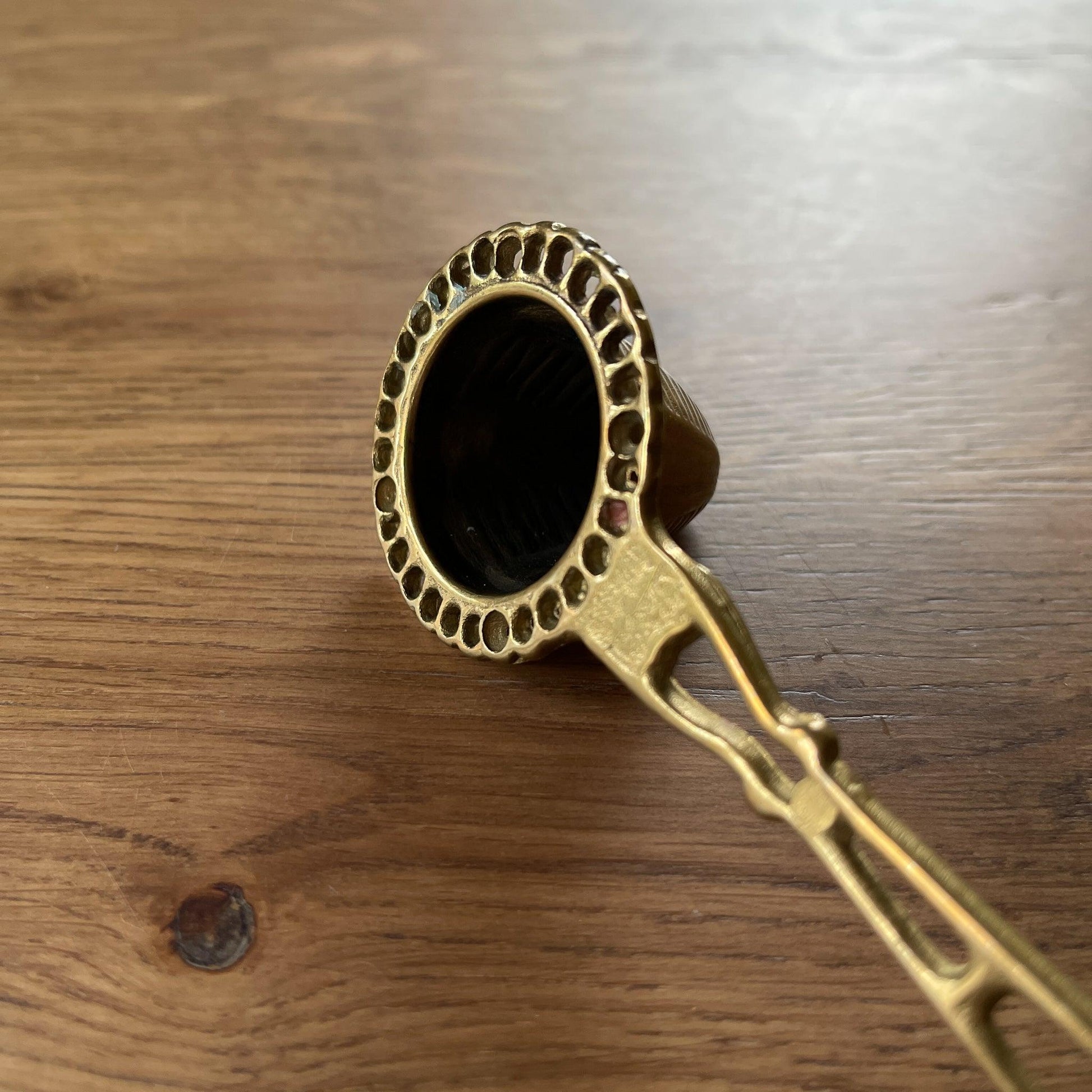 Prachtig bewerkte messing kaarsendover - Bamestra Curiosa