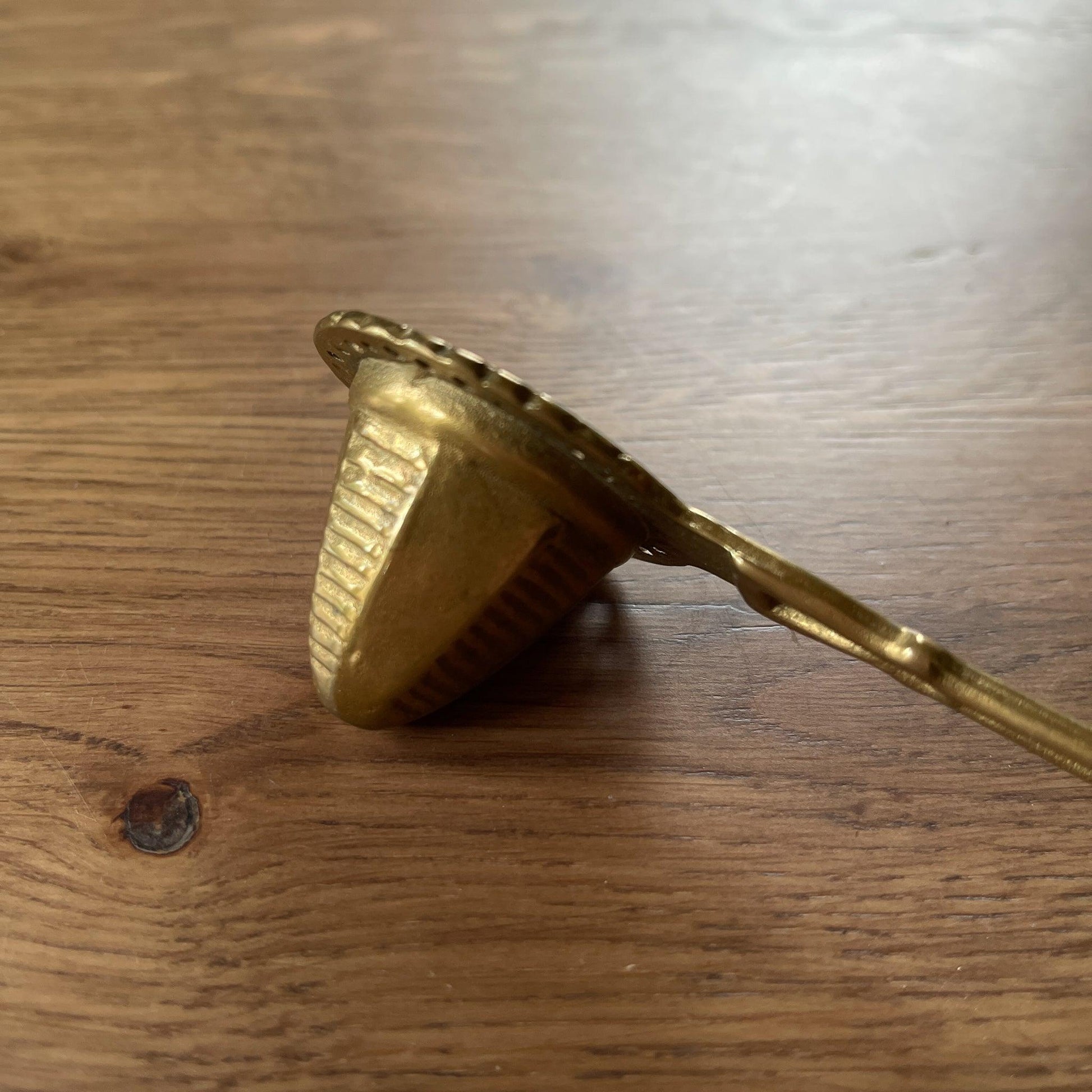 Prachtig bewerkte messing kaarsendover - Bamestra Curiosa