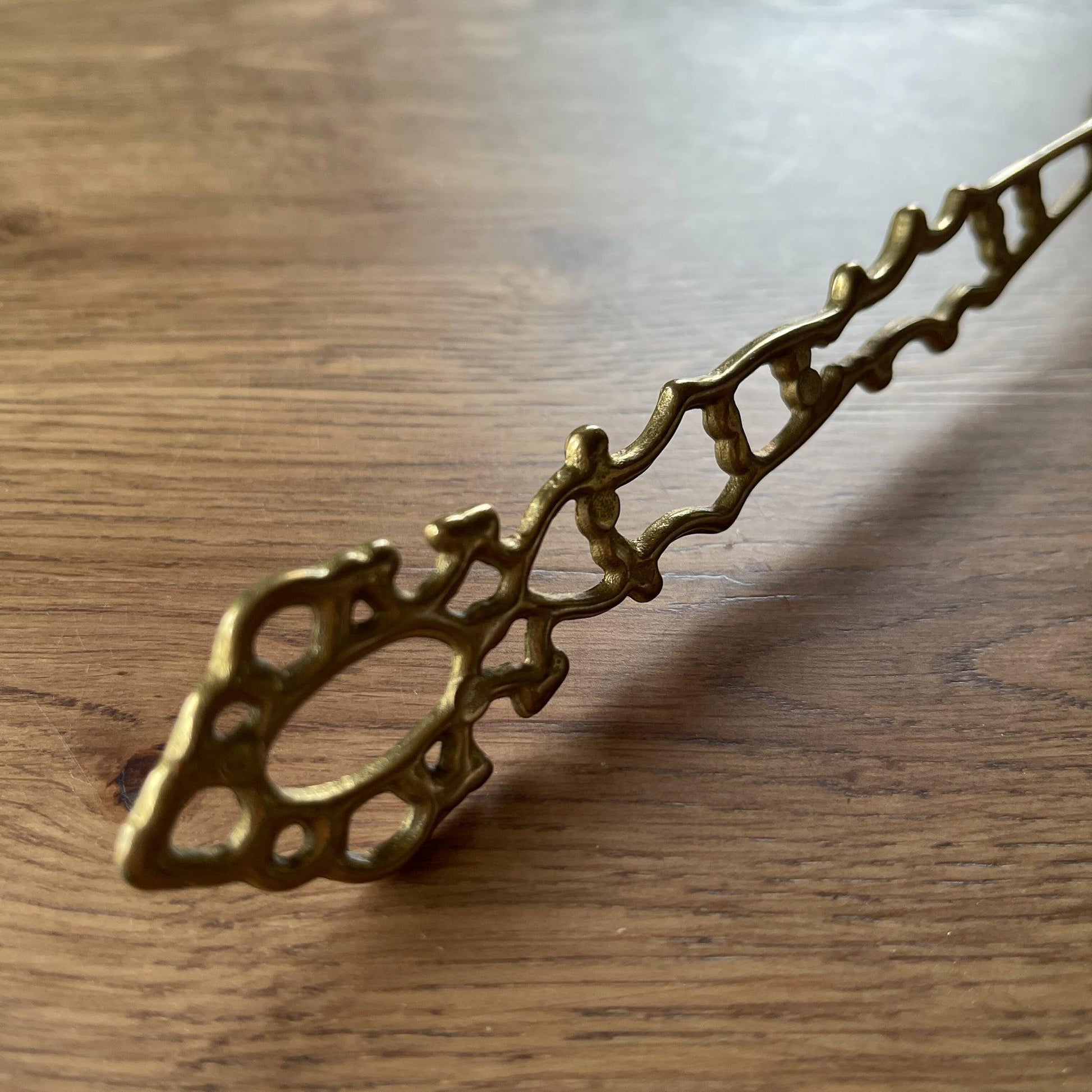 Prachtig bewerkte messing kaarsendover - Bamestra Curiosa