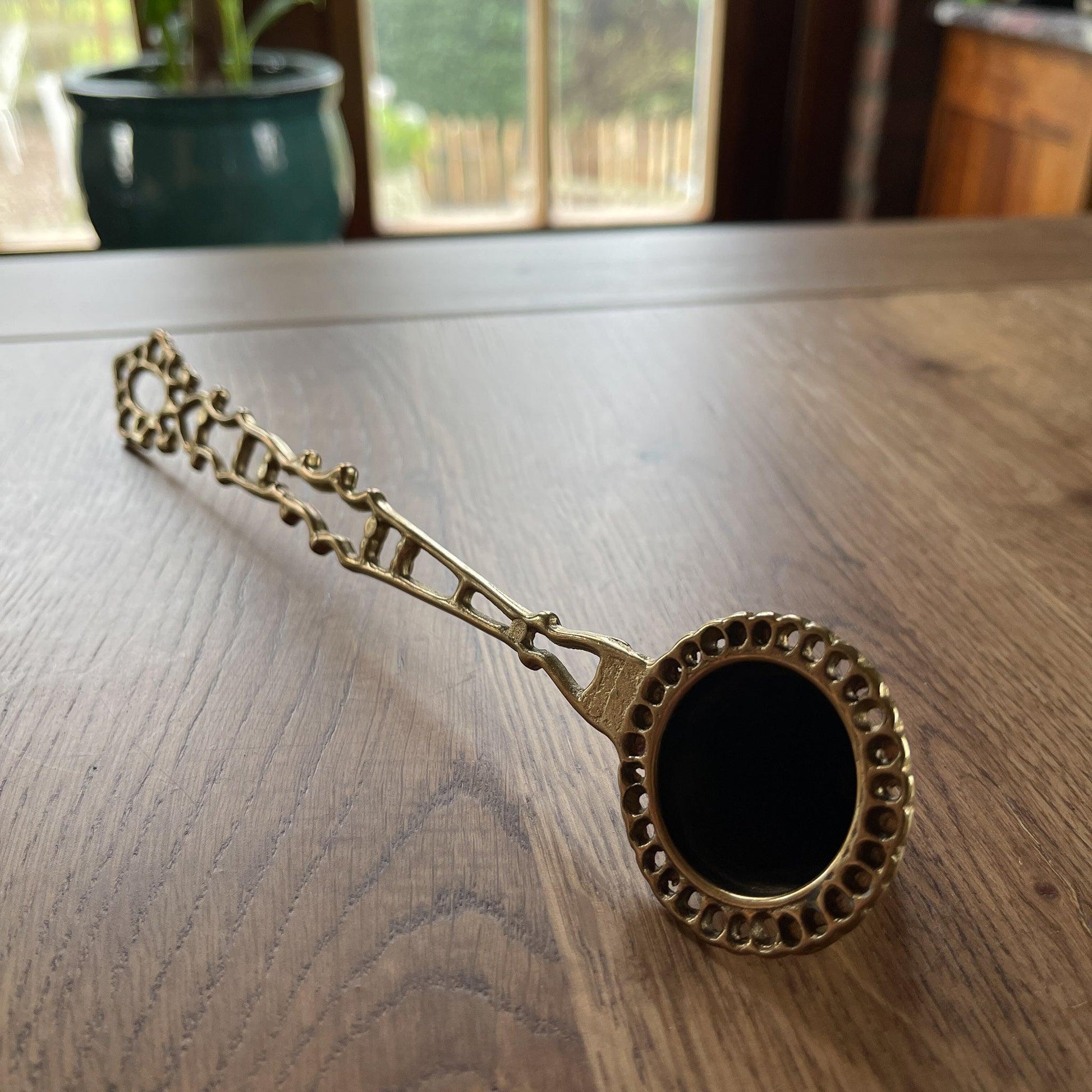 Prachtig bewerkte messing kaarsendover - Bamestra Curiosa