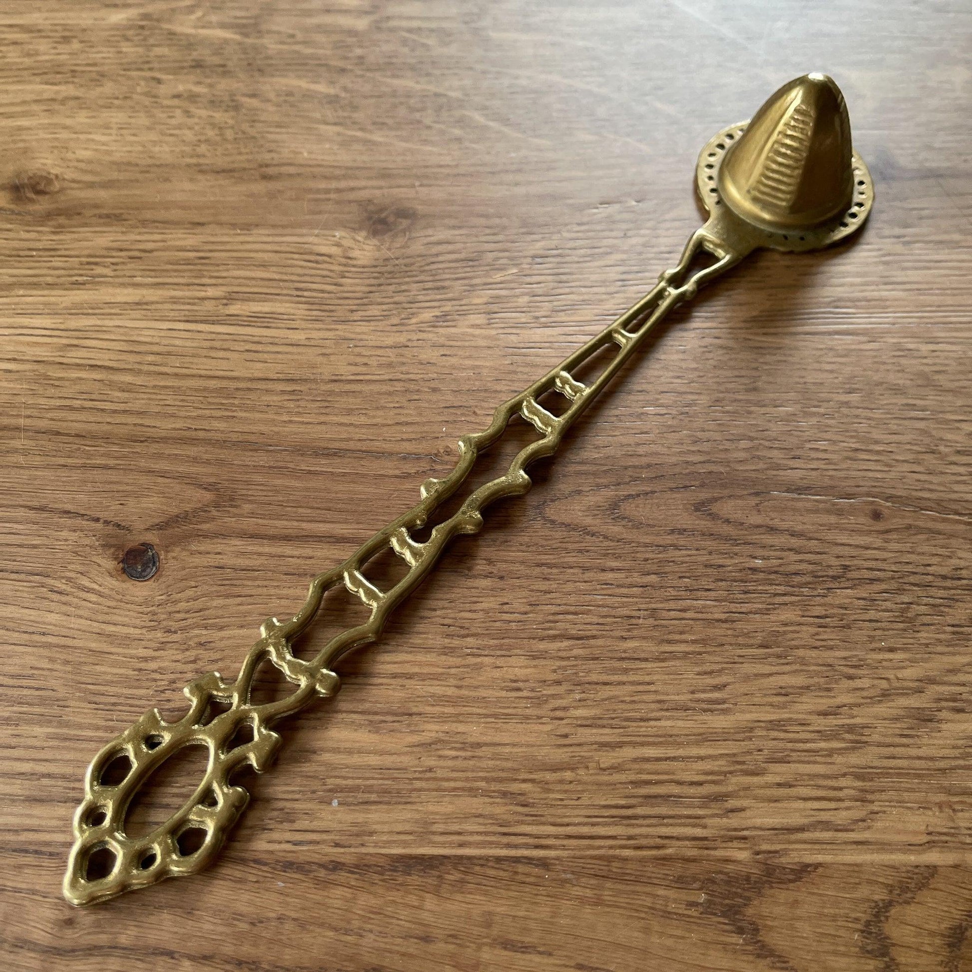 Prachtig bewerkte messing kaarsendover - Bamestra Curiosa