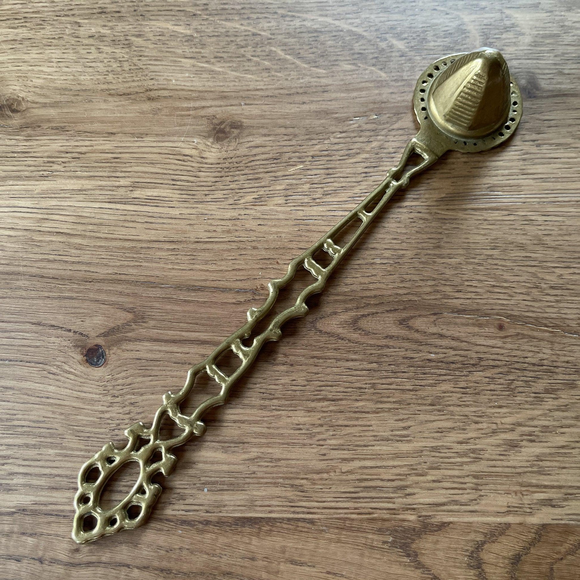 Prachtig bewerkte messing kaarsendover - Bamestra Curiosa