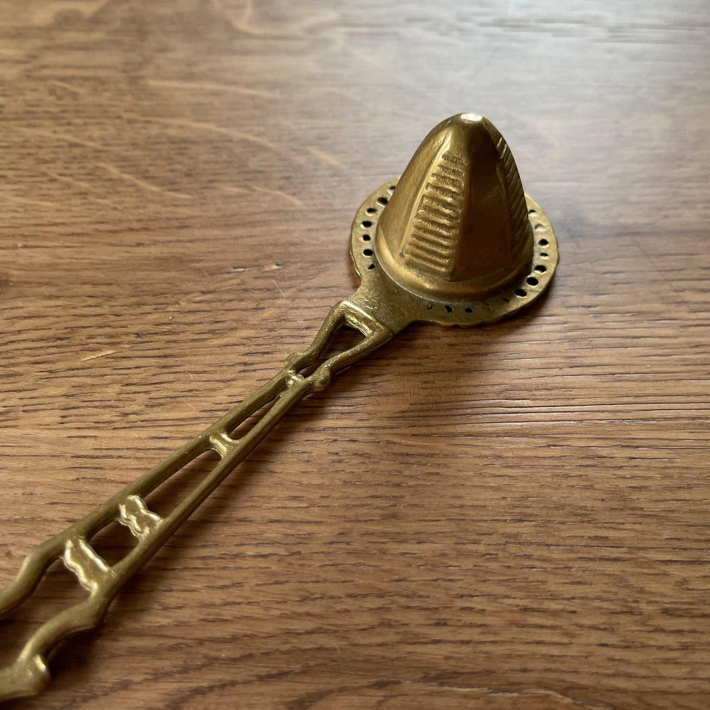 Prachtig bewerkte messing kaarsendover - Bamestra Curiosa