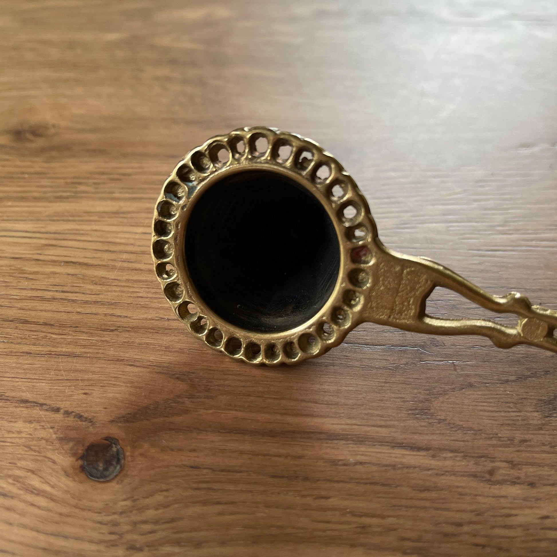 Prachtig bewerkte messing kaarsendover - Bamestra Curiosa