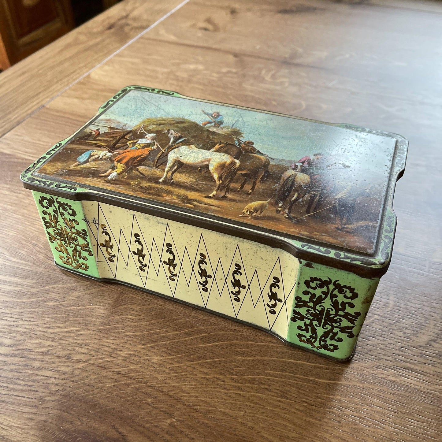 Prachtig gedecoreerd blik - Bamestra Curiosa