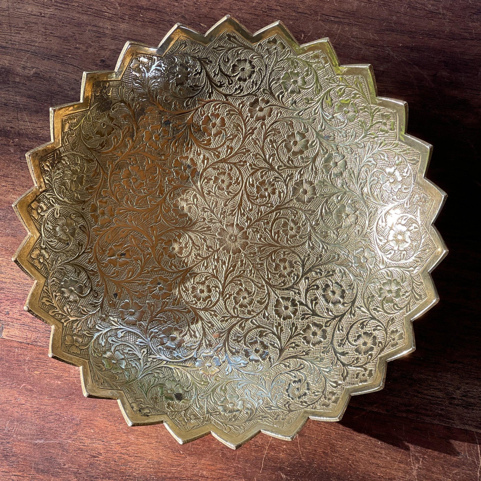 Prachtig gedetailleerde messing schaal - Bamestra Curiosa