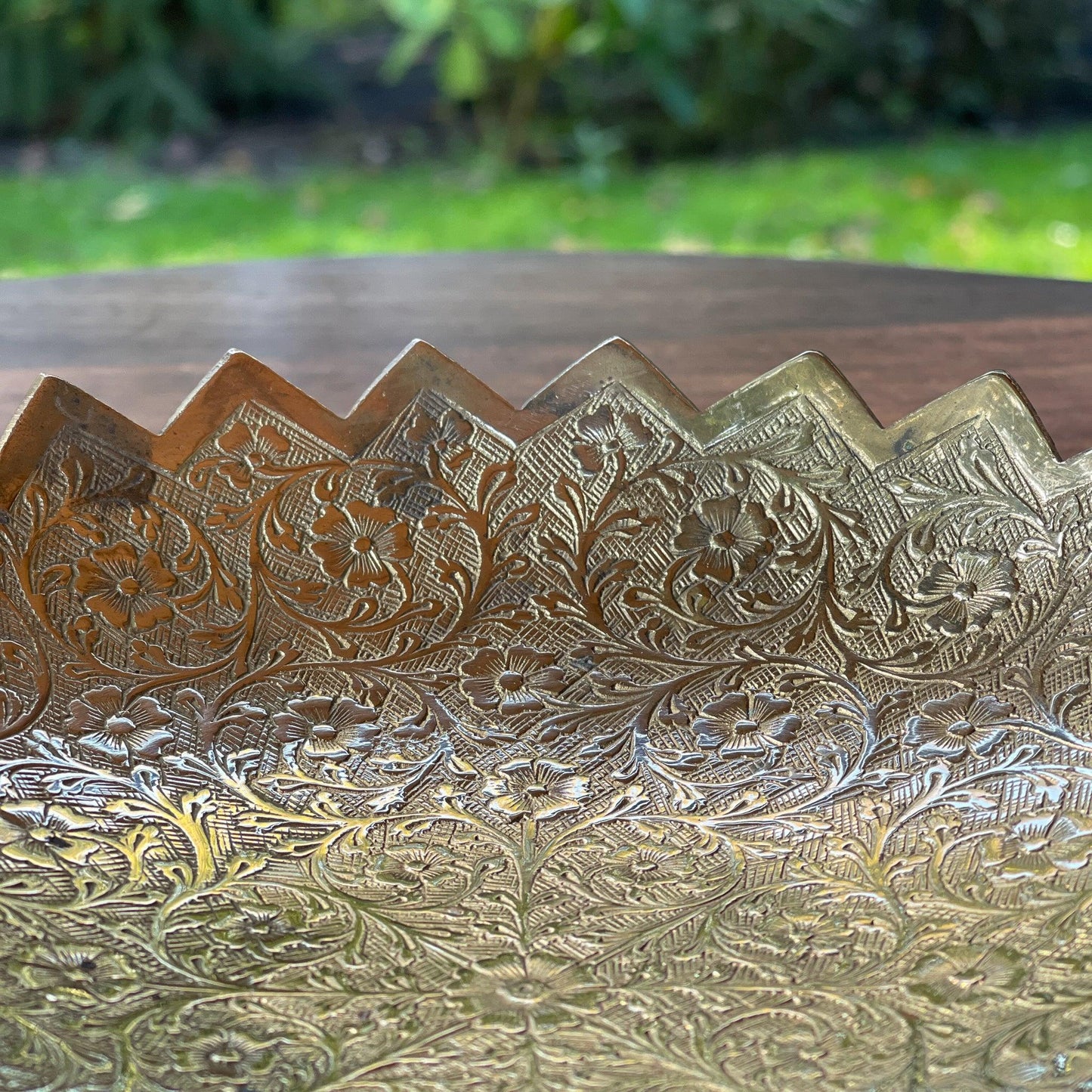 Prachtig gedetailleerde messing schaal - Bamestra Curiosa