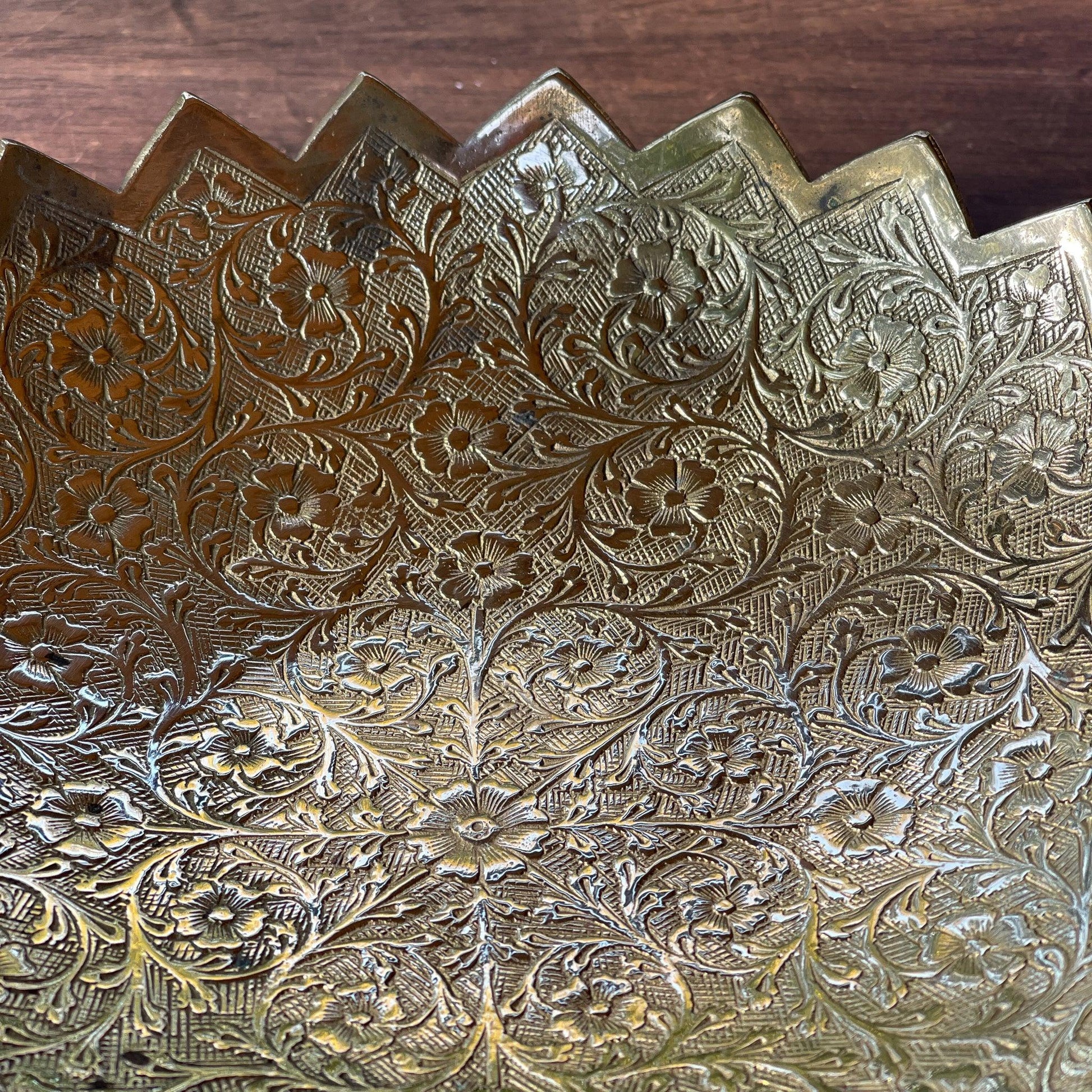 Prachtig gedetailleerde messing schaal - Bamestra Curiosa