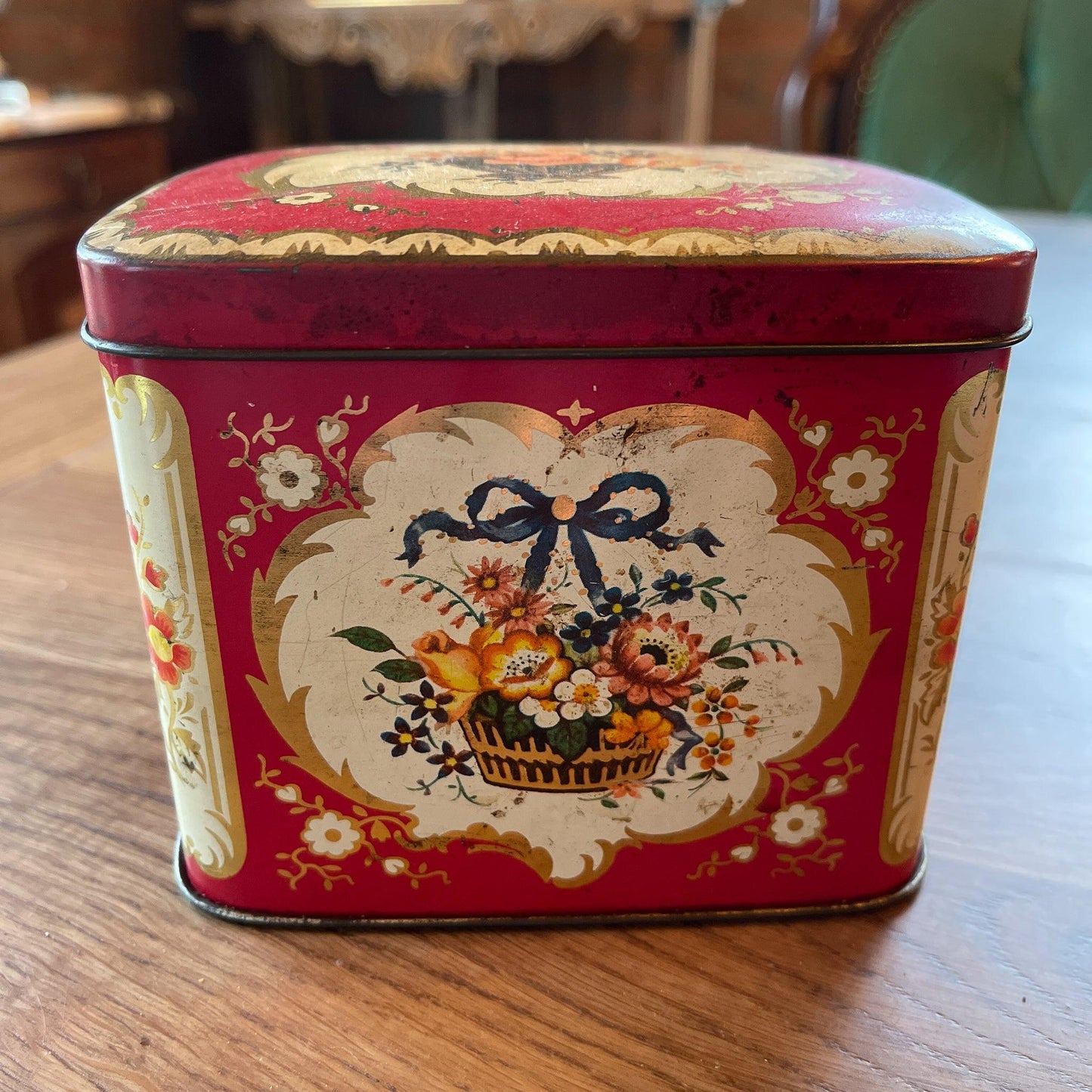 Prachtig rood blikje met bloemen - Bamestra Curiosa