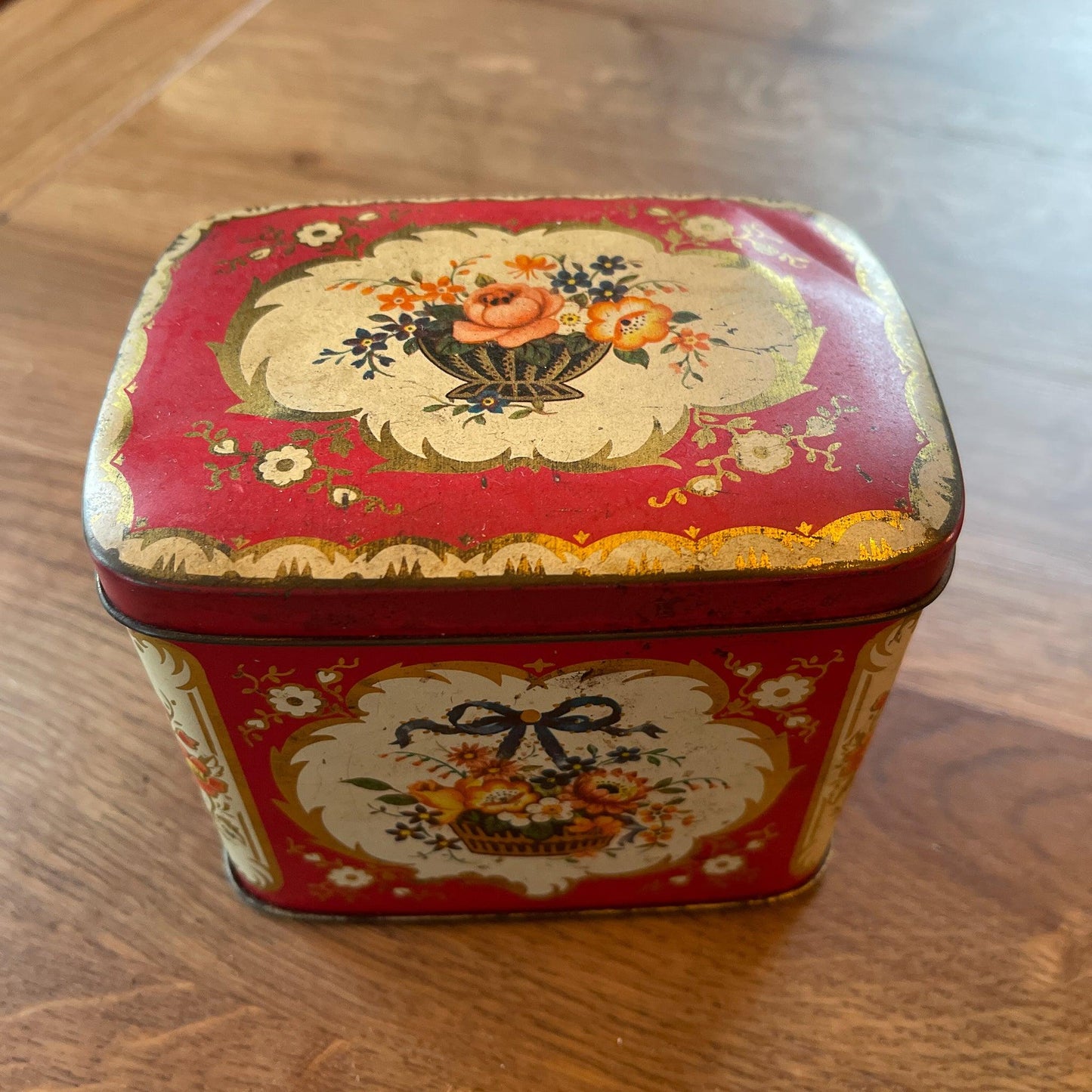 Prachtig rood blikje met bloemen - Bamestra Curiosa