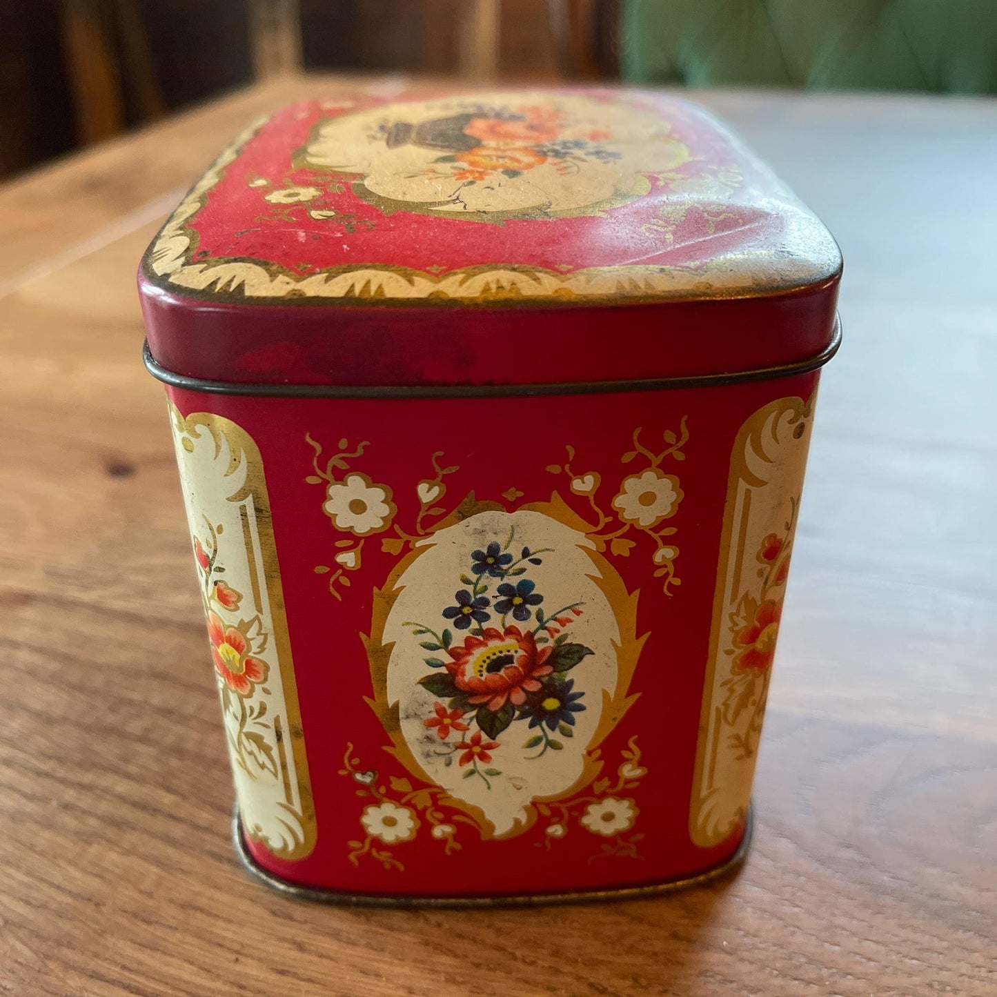 Prachtig rood blikje met bloemen - Bamestra Curiosa