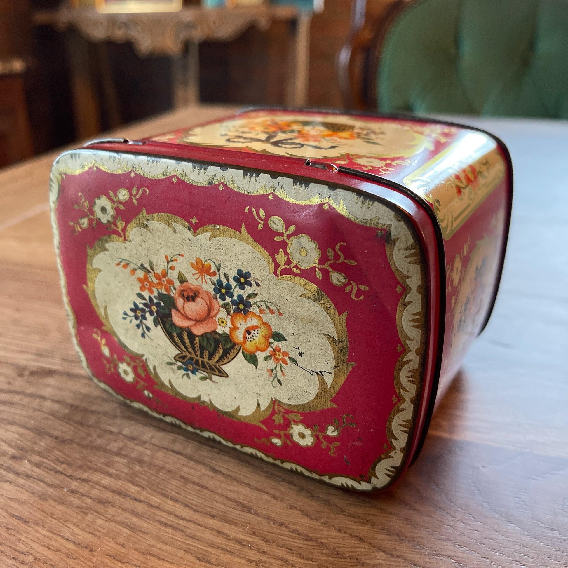 Prachtig rood blikje met bloemen - Bamestra Curiosa