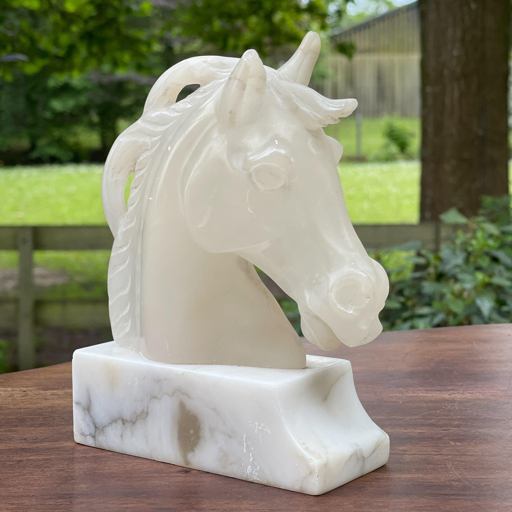 Presse papier paardenhoofd van peksteen op marmeren voet - The Collectionist