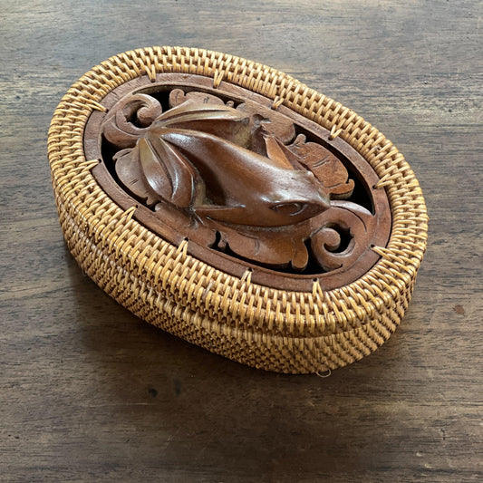 Rieten doosje met houtsnijwerk kikker - Bamestra Curiosa