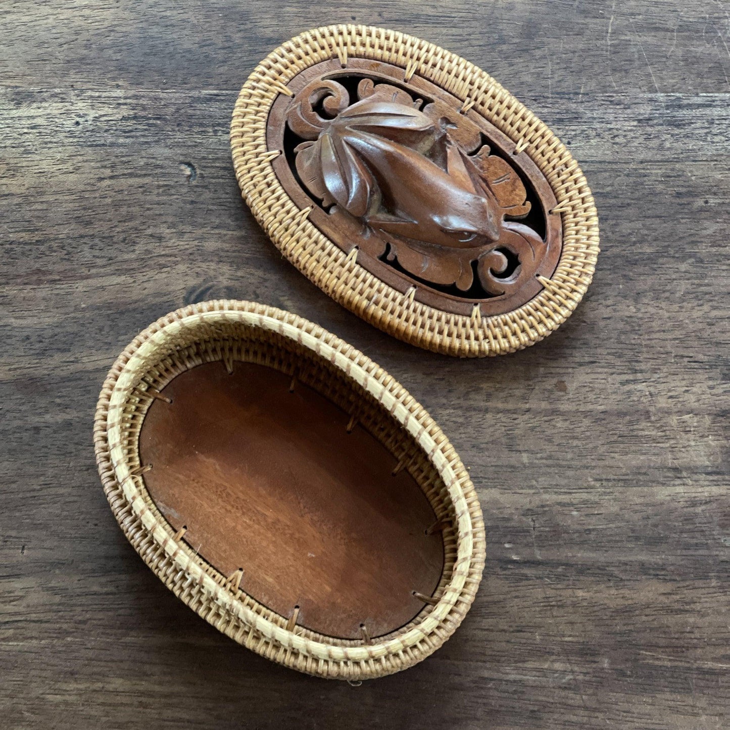 Rieten doosje met houtsnijwerk kikker - Bamestra Curiosa