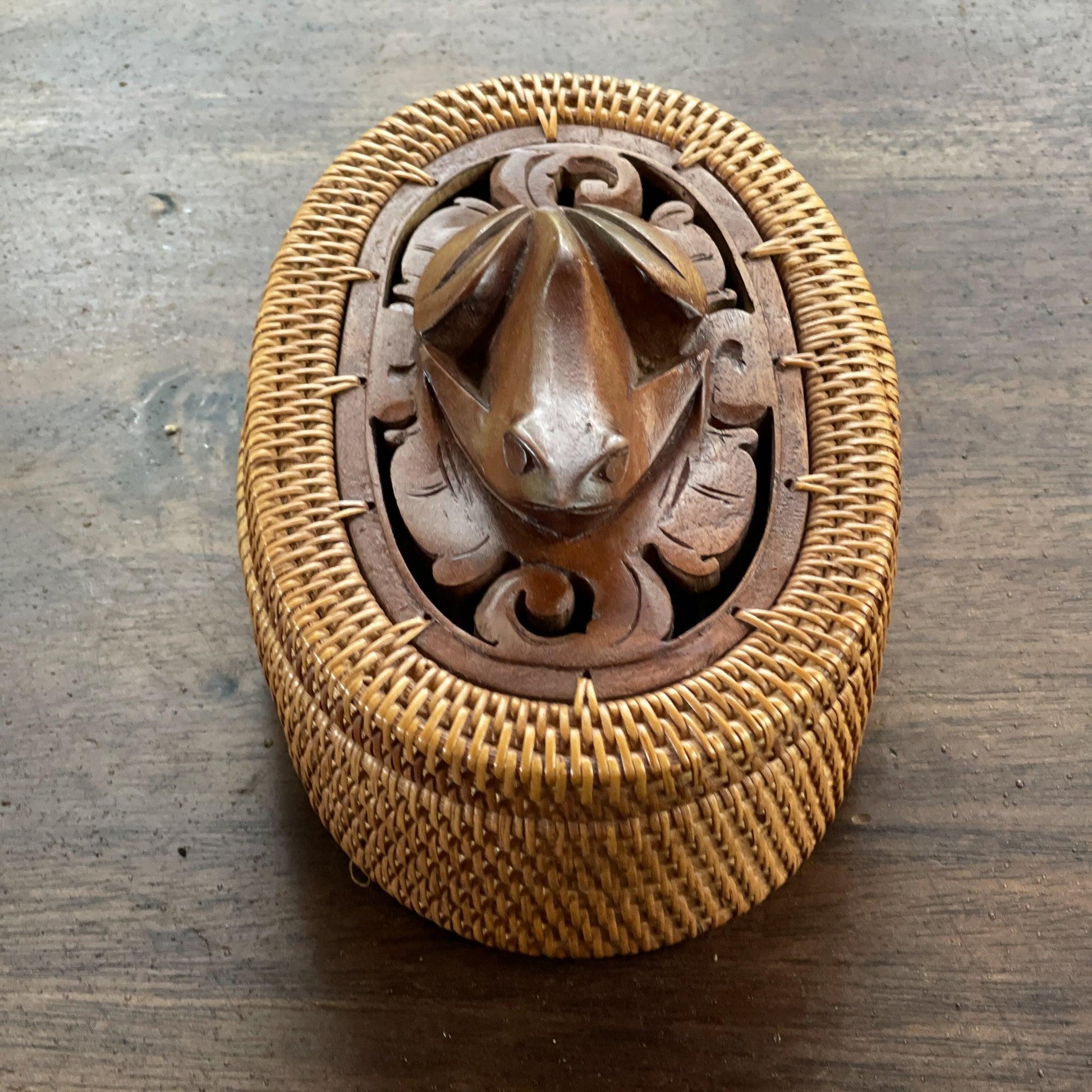 Rieten doosje met houtsnijwerk kikker - Bamestra Curiosa