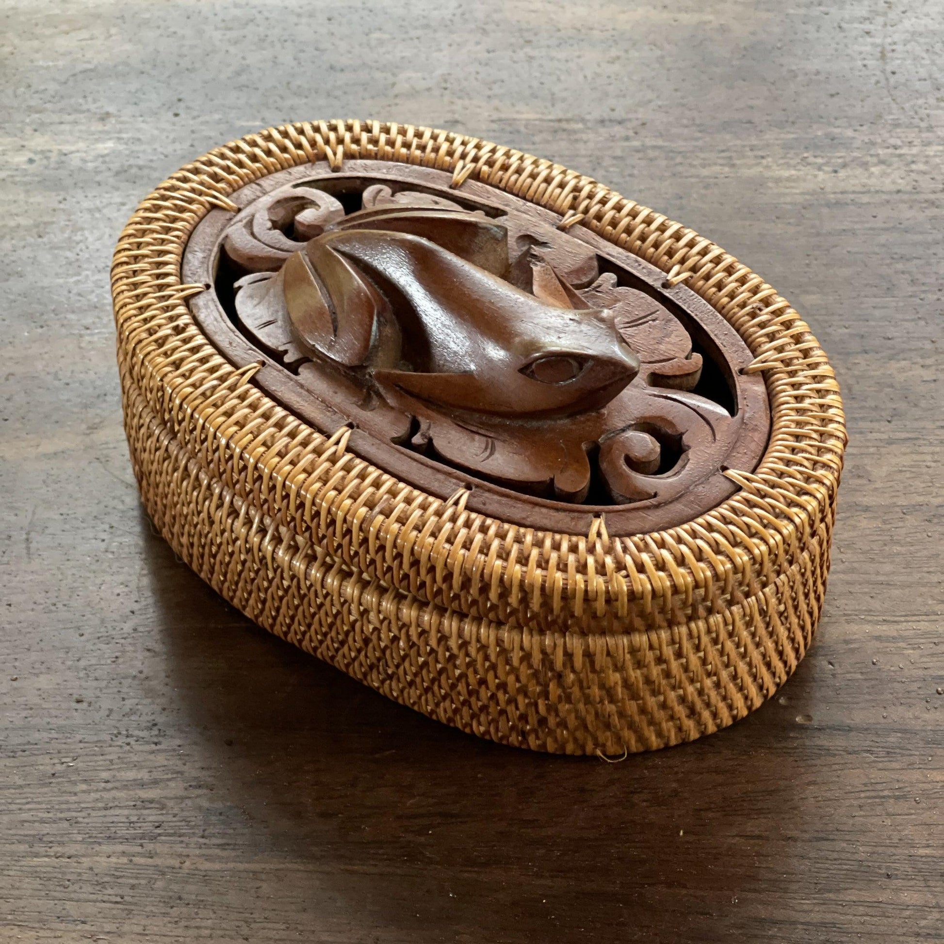 Rieten doosje met houtsnijwerk kikker - Bamestra Curiosa