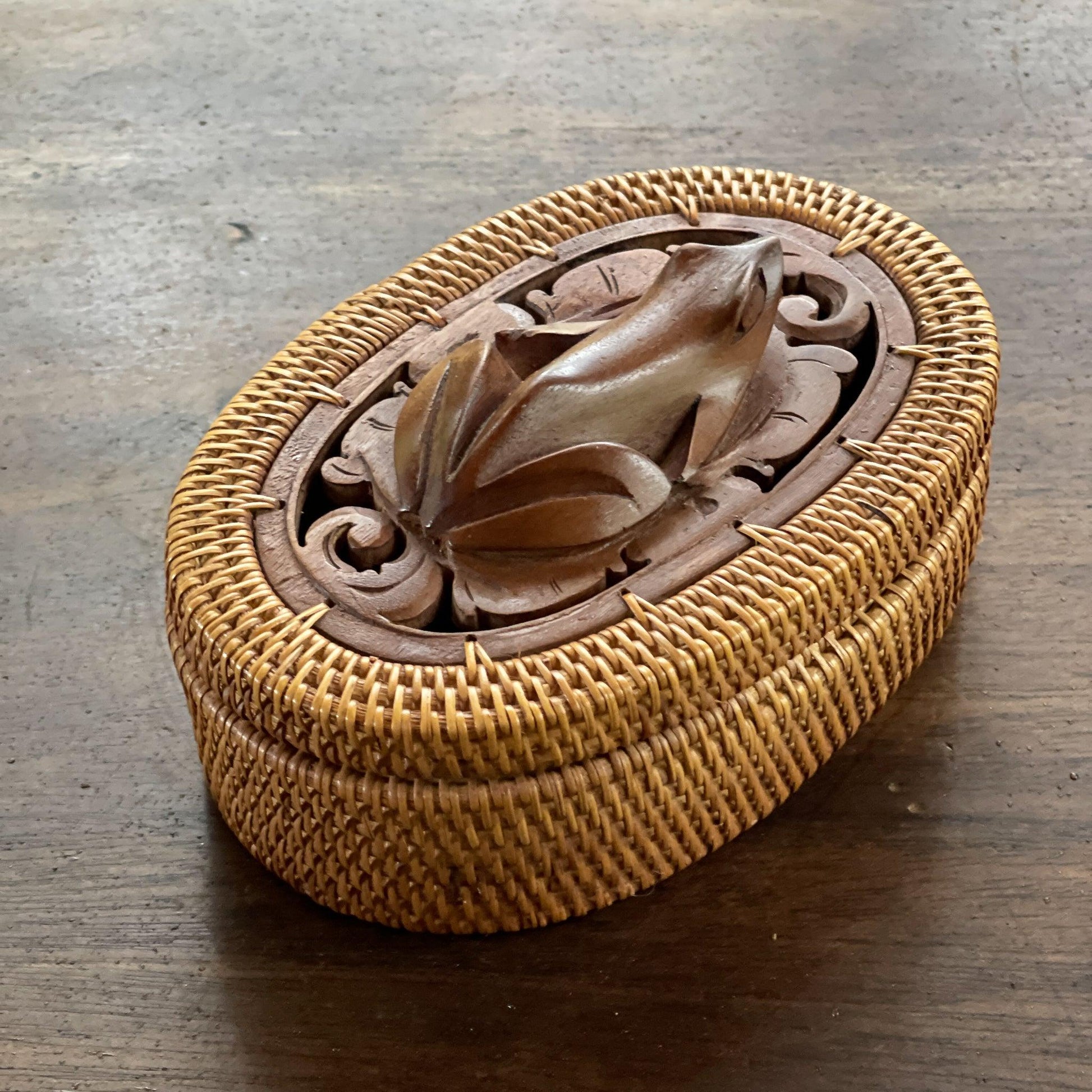 Rieten doosje met houtsnijwerk kikker - Bamestra Curiosa