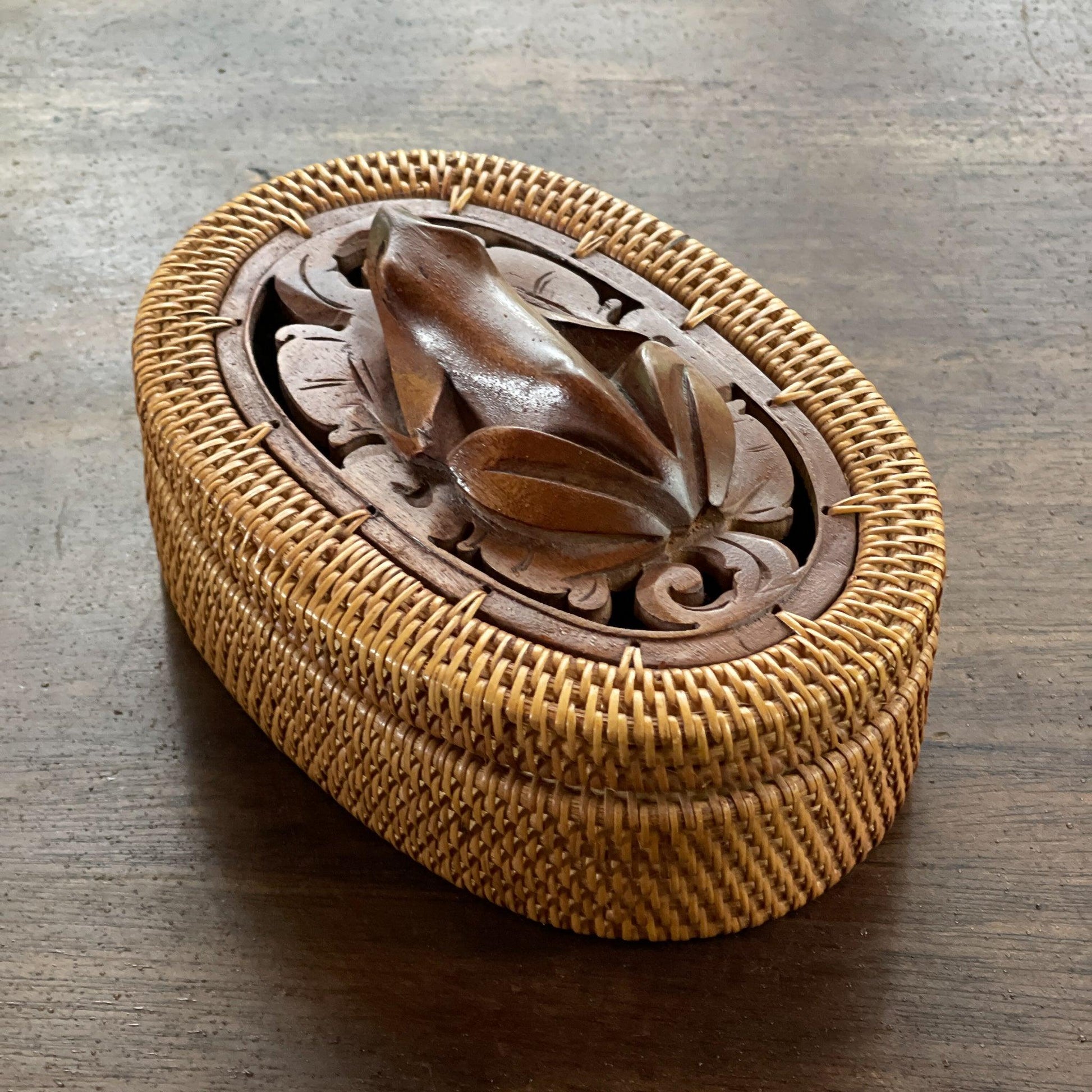 Rieten doosje met houtsnijwerk kikker - Bamestra Curiosa