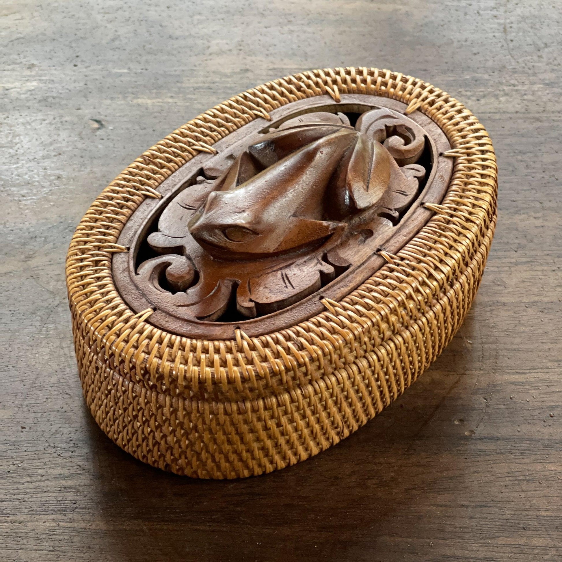 Rieten doosje met houtsnijwerk kikker - Bamestra Curiosa