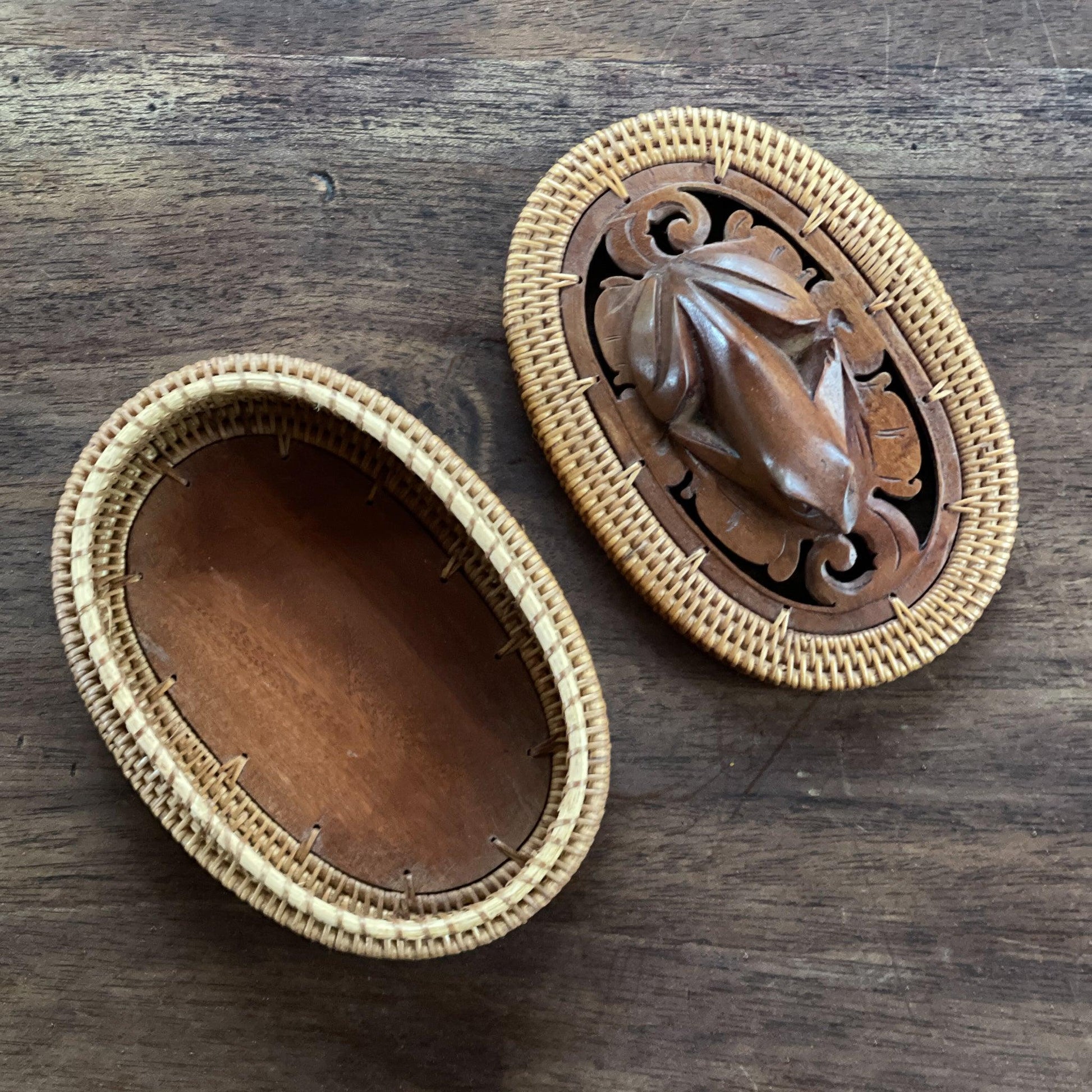 Rieten doosje met houtsnijwerk kikker - Bamestra Curiosa