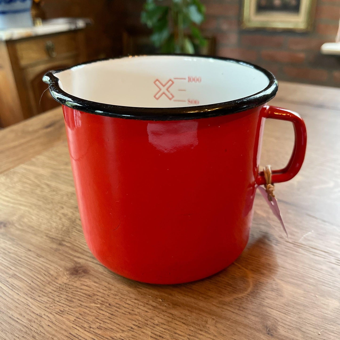 Rode emaille maatbeker 1L - Bamestra Curiosa