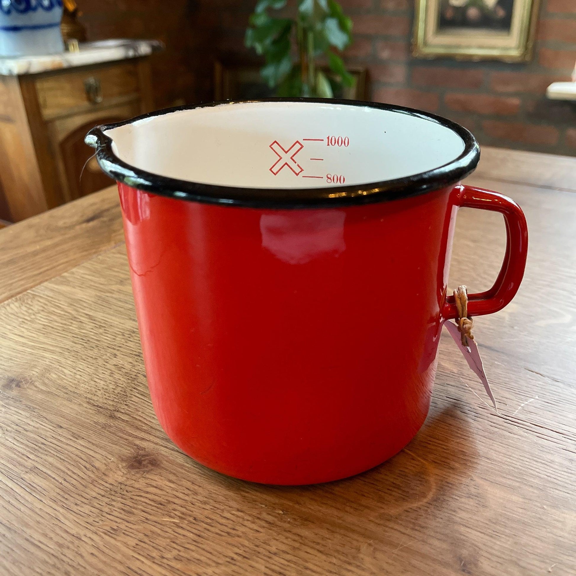 Rode emaille maatbeker 1L - Bamestra Curiosa