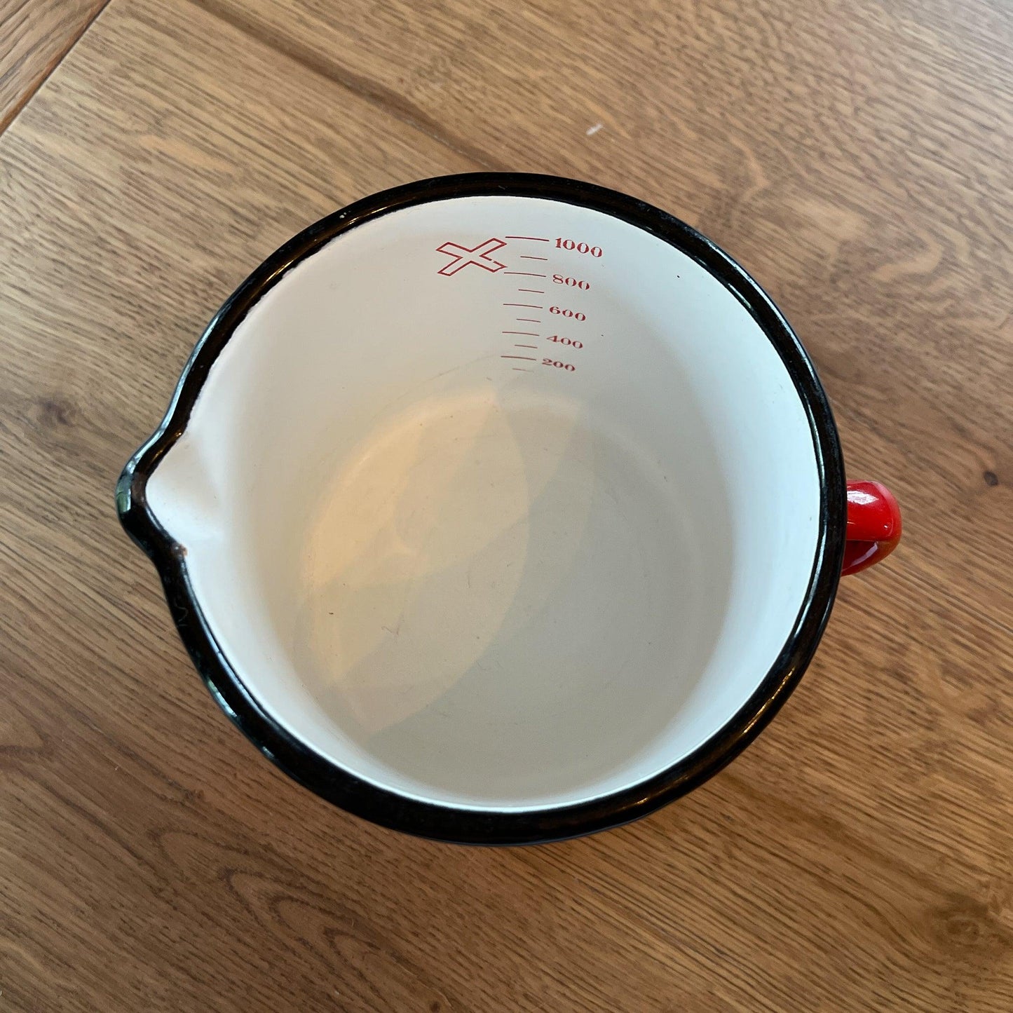 Rode emaille maatbeker 1L - Bamestra Curiosa