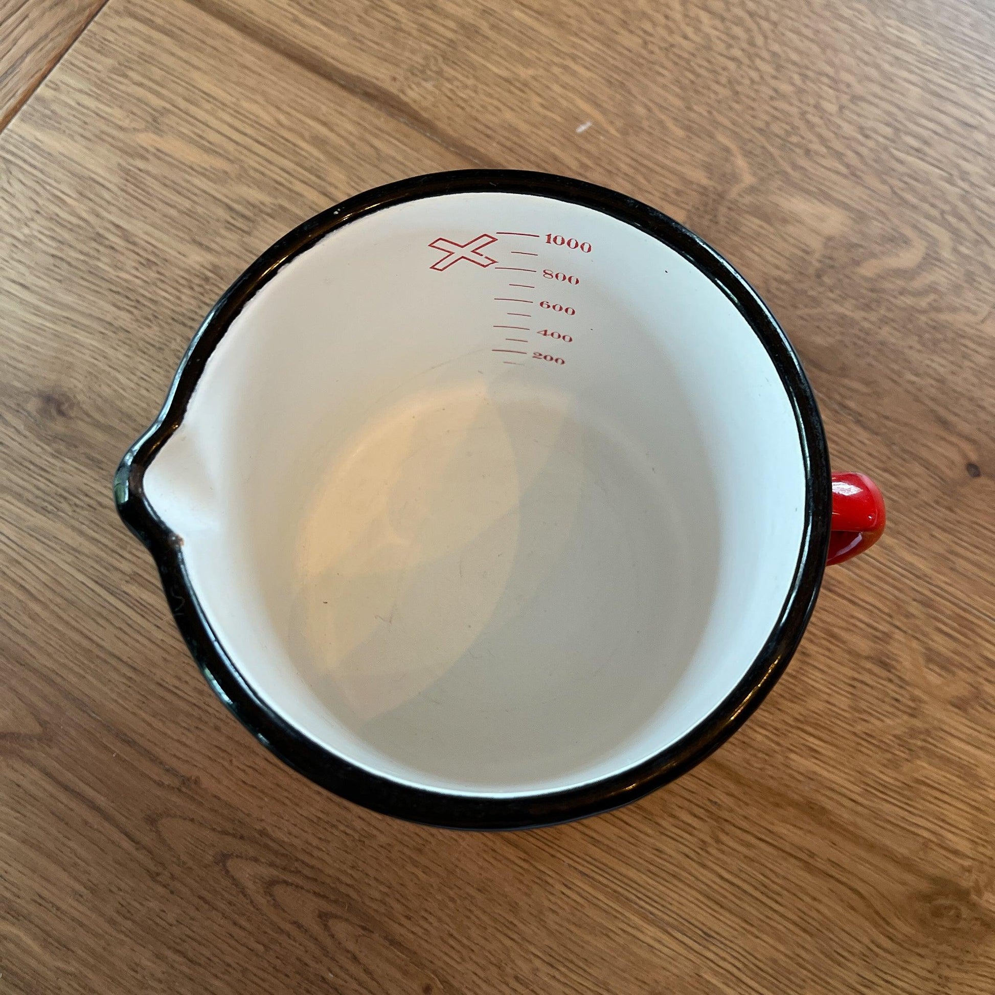 Rode emaille maatbeker 1L - Bamestra Curiosa