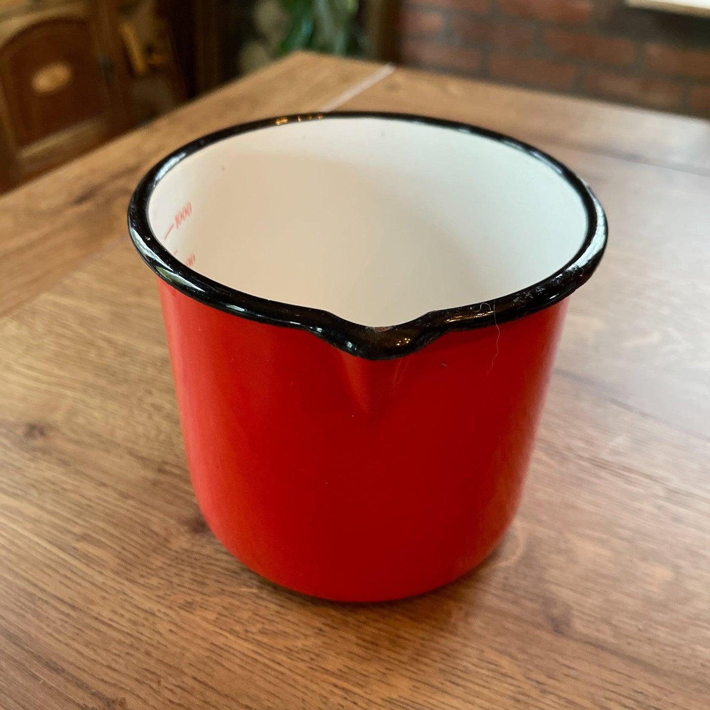 Rode emaille maatbeker 1L - Bamestra Curiosa