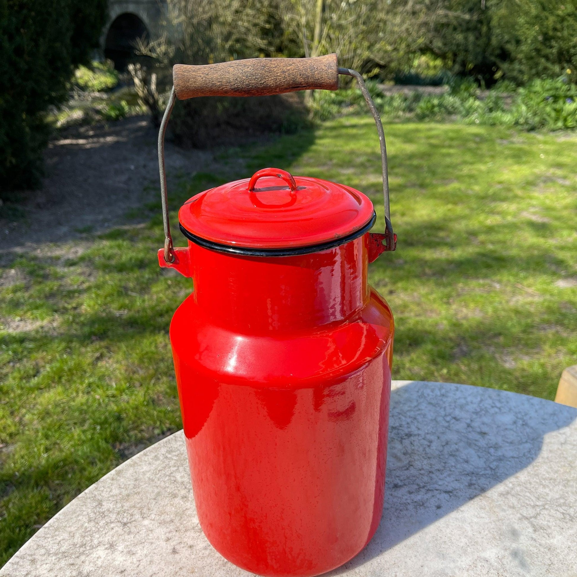 Rode emaille melkbus met deksel 4 liter - Bamestra Curiosa