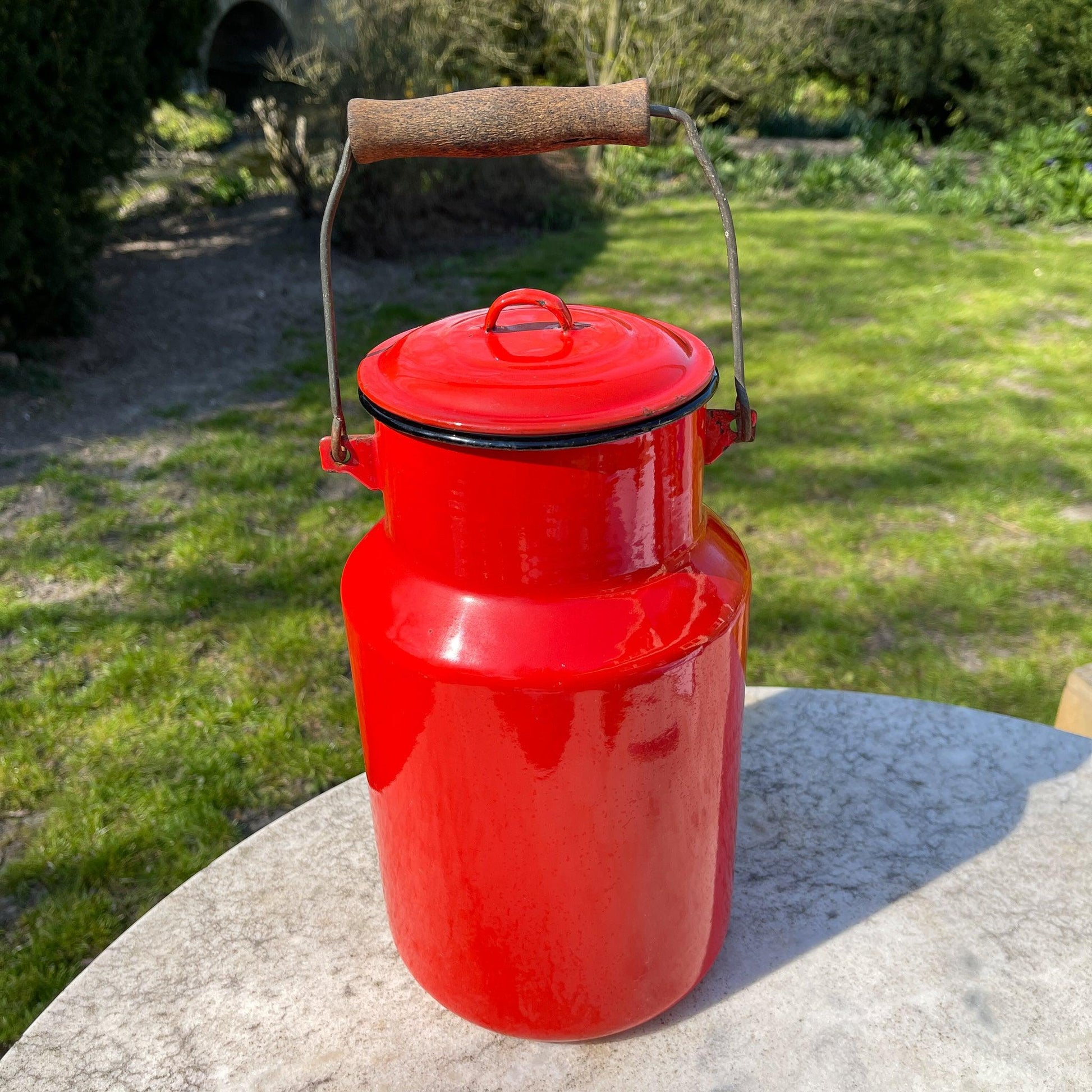 Rode emaille melkbus met deksel 4 liter - Bamestra Curiosa