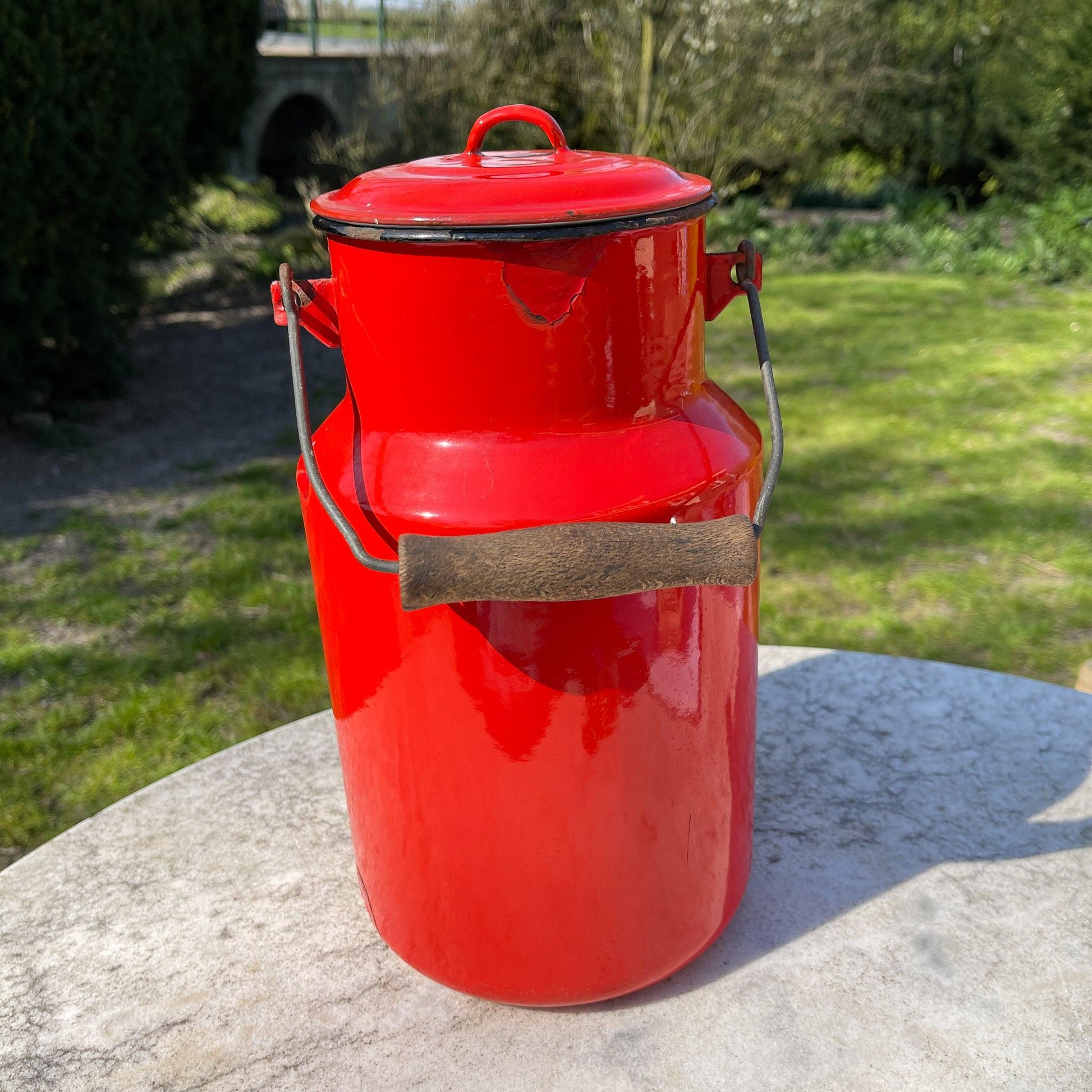 Rode emaille melkbus met deksel 4 liter - Bamestra Curiosa