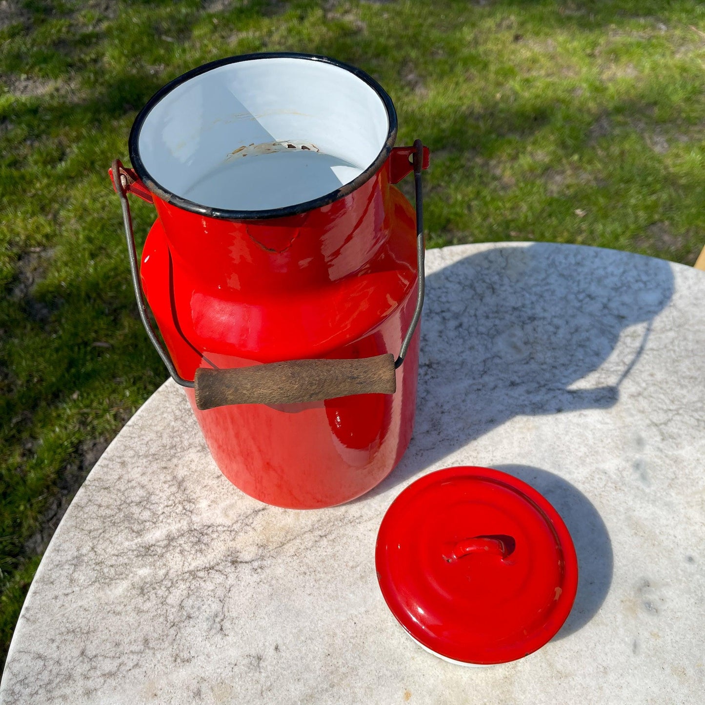 Rode emaille melkbus met deksel 4 liter - Bamestra Curiosa