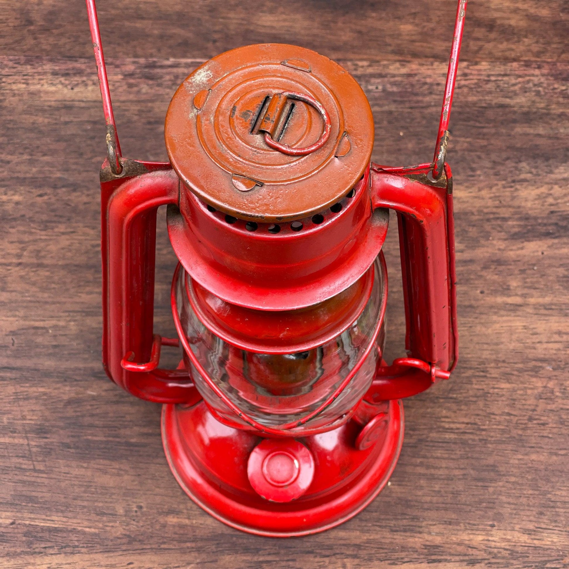 Rode stormlantaarn Nr 104 - Bamestra Curiosa