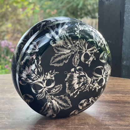 Rond zwart blik met zilveren bloemen - The Collectionist