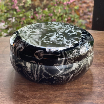 Rond zwart blik met zilveren bloemen - The Collectionist